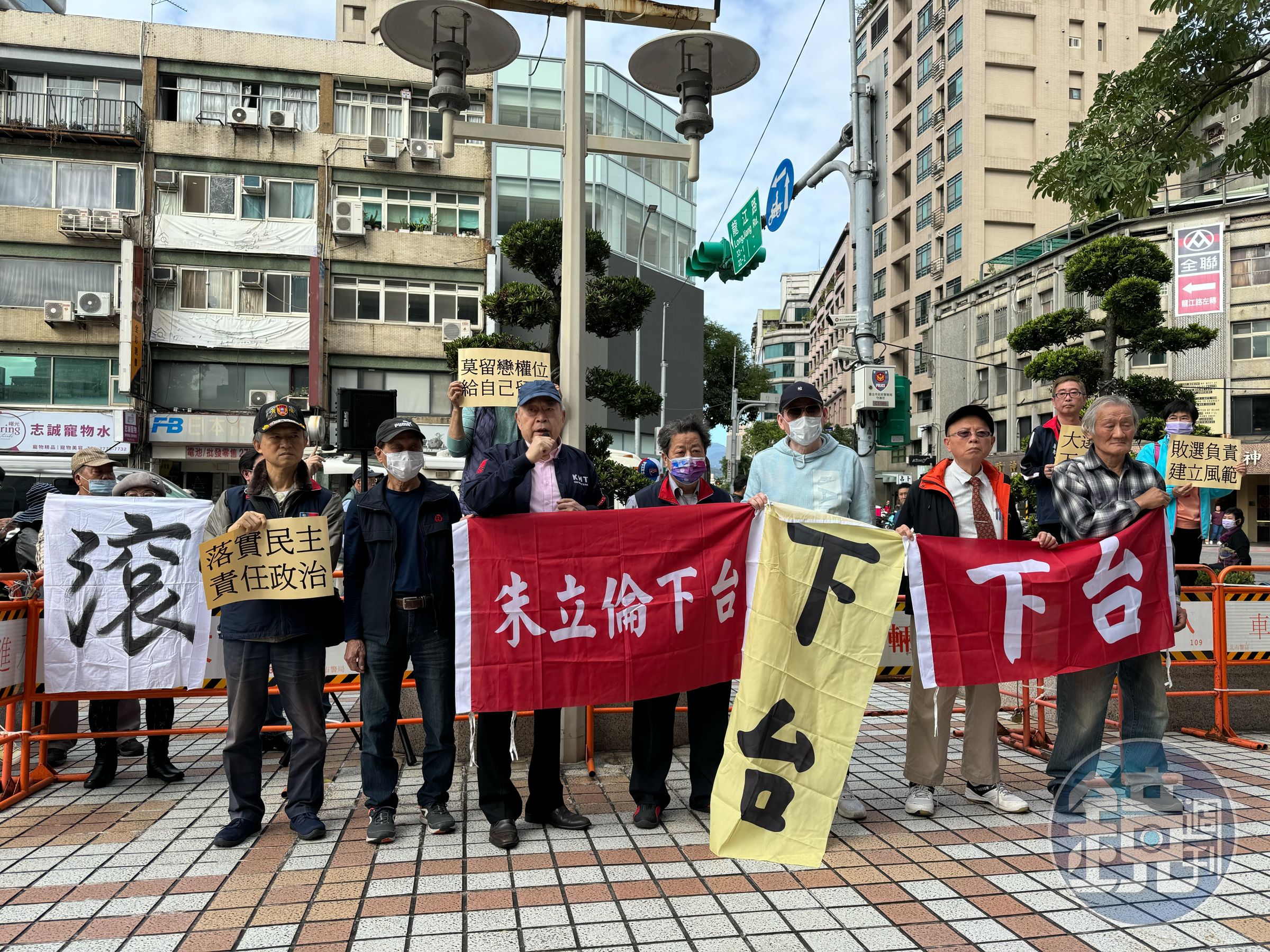 場外有民眾高舉布條抗議,要朱立倫下台。