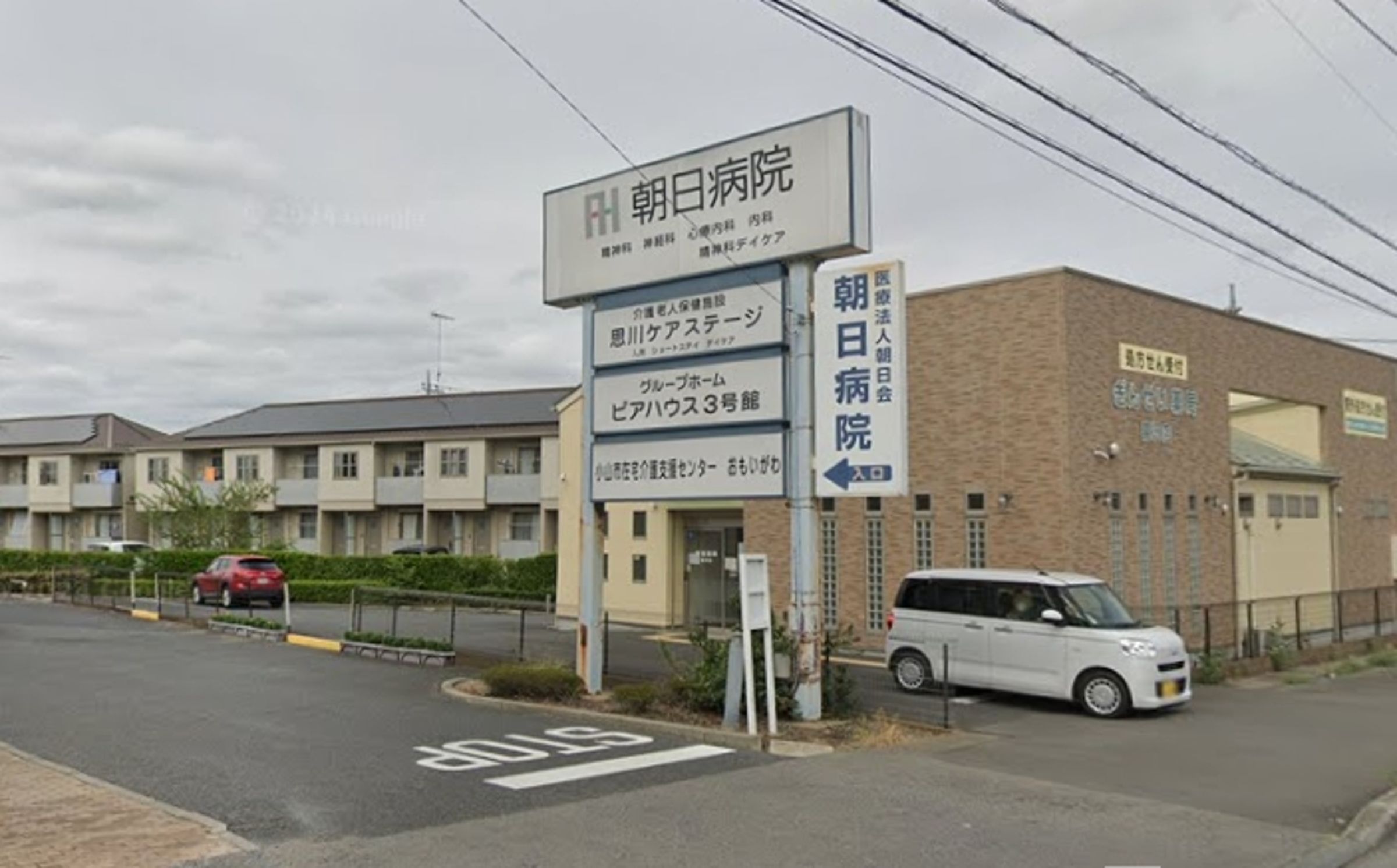 日本一名79歲婦人誤將油門當成煞車踩，撞進栃木縣小山市的朝日醫院。（翻攝自Google maps）