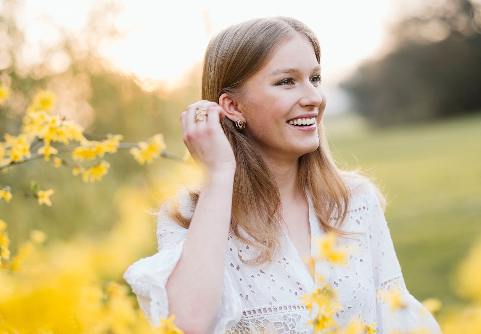 比利時最美公主18歲了!美照連發 「神還原」10年前父女經典