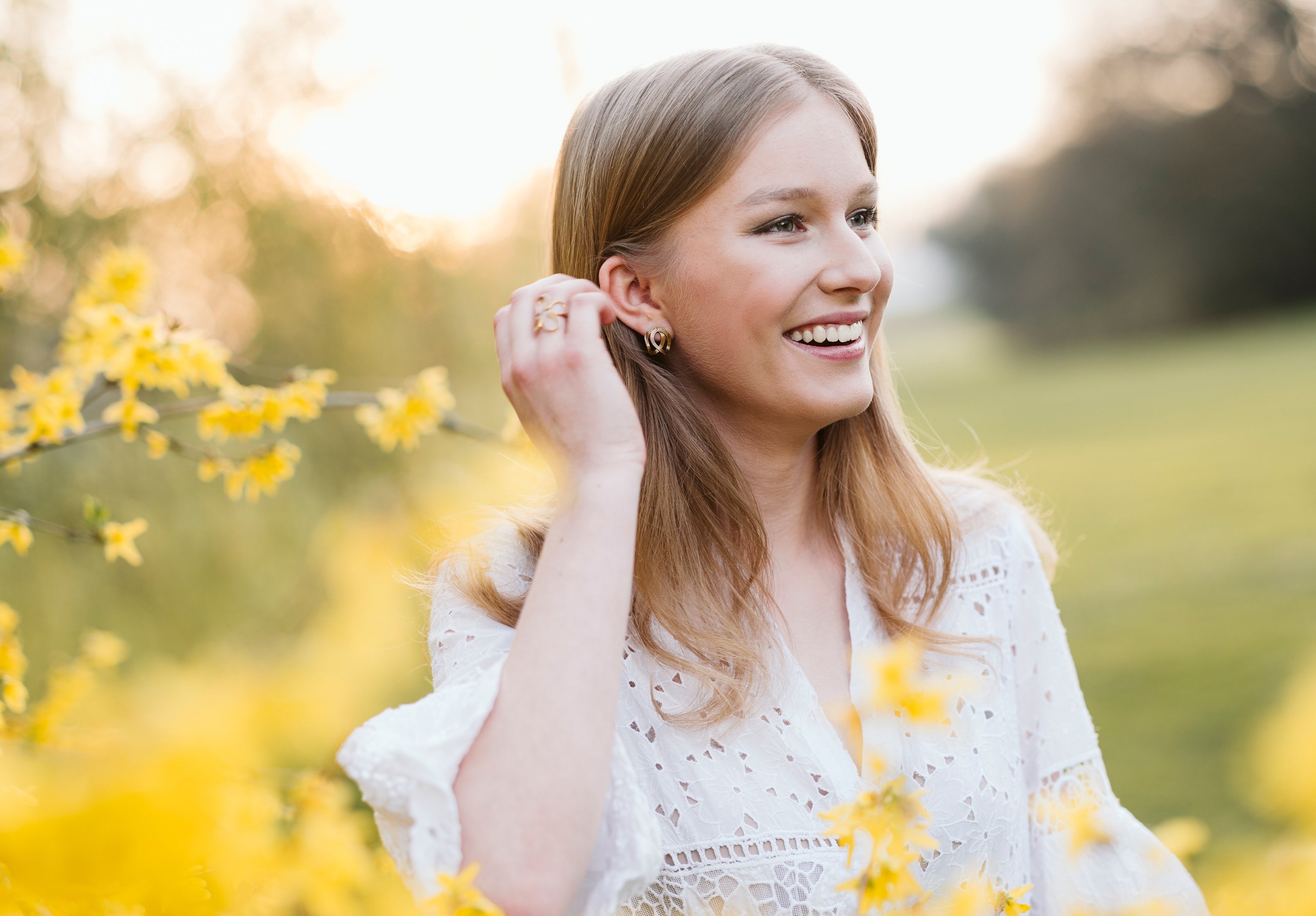 比利時艾蕾諾爾公主迎來18歲生日，王室釋出多張全新美照，氣質清新自然。（翻攝X@MonarchieBe）