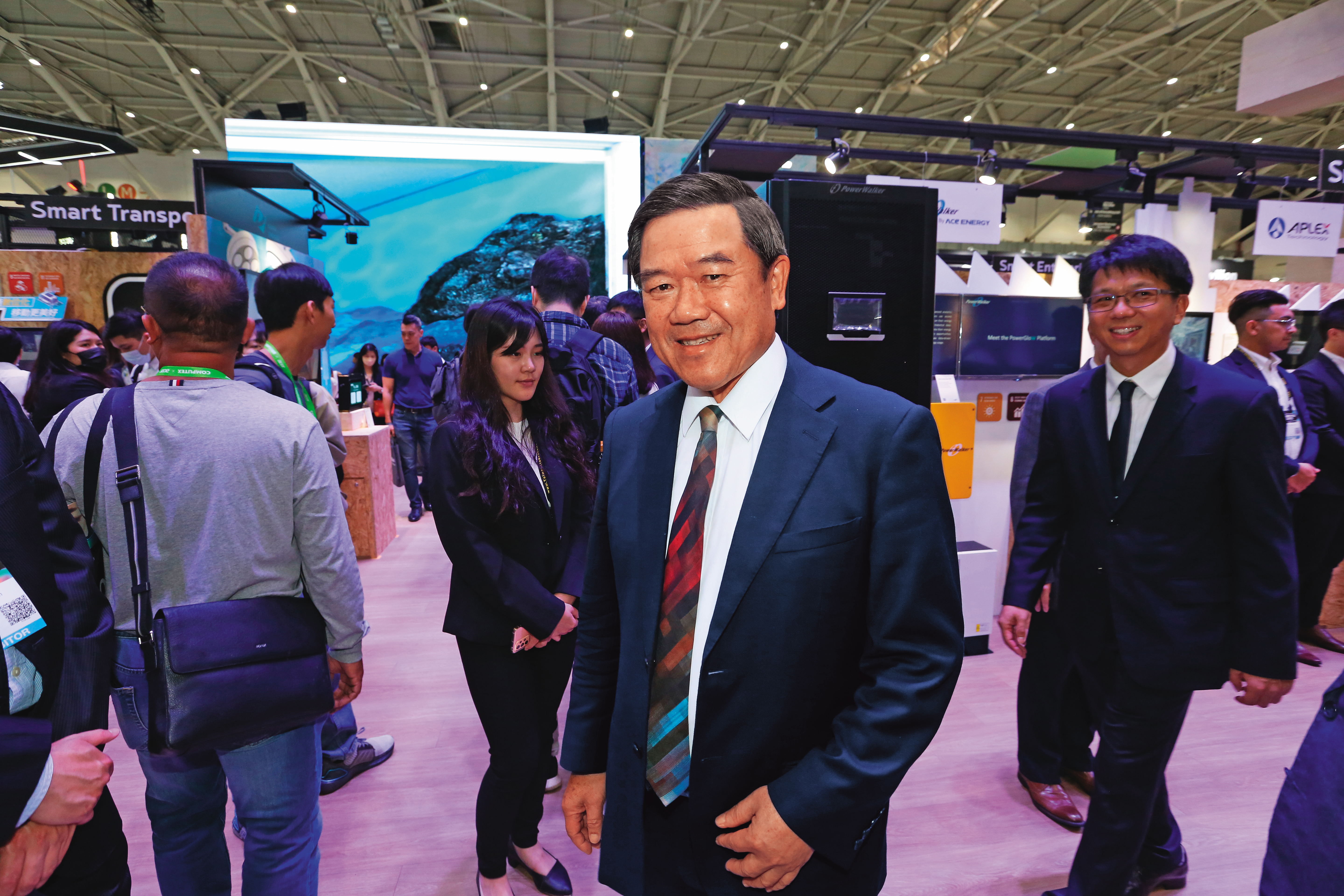 陳其宏以「通路先行」戰略攻生醫，佳世達醫療事業群營收將突破300億元。