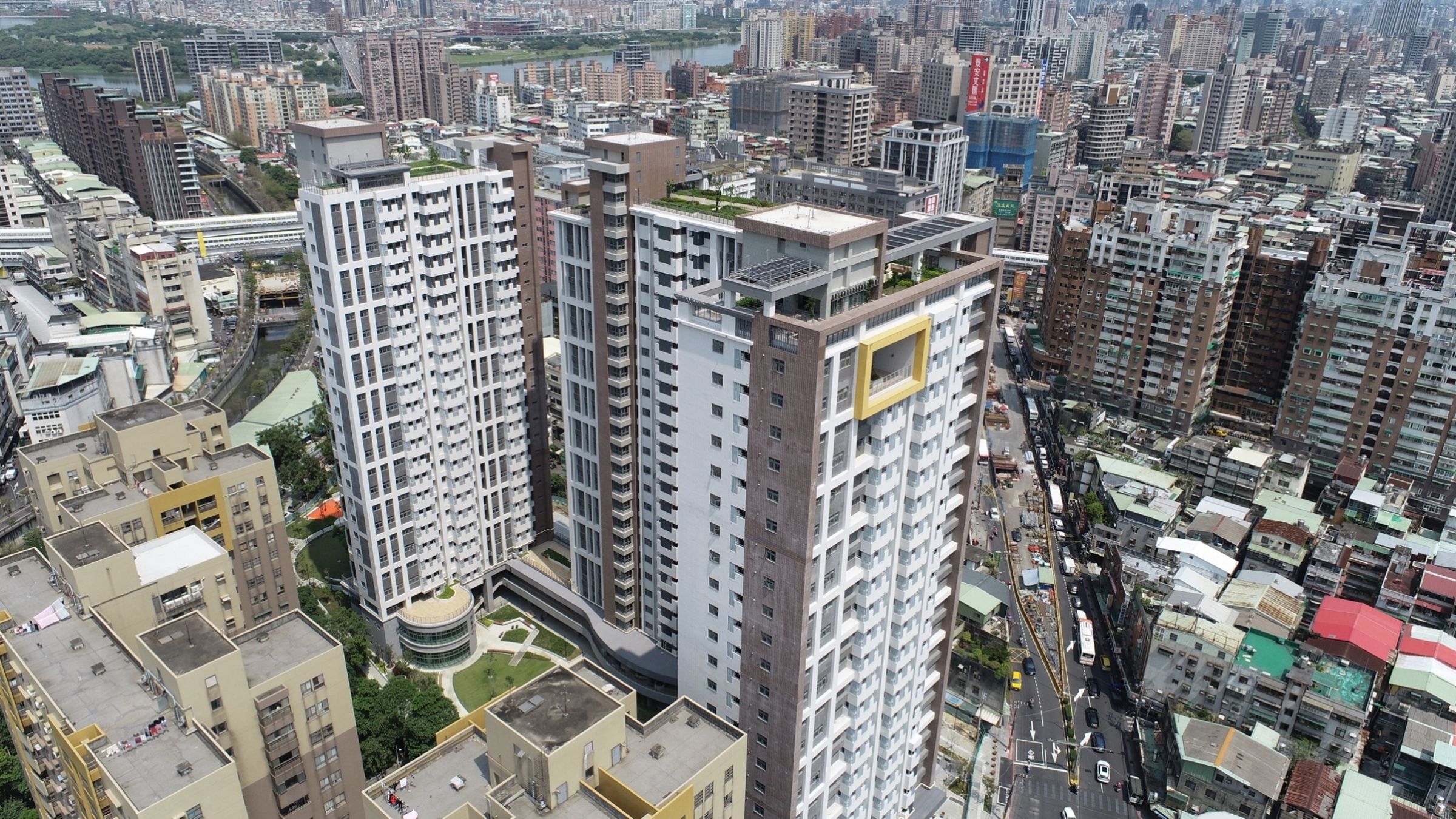 本次招租規模最大的中和安邦社會住宅,位於中和區連城路及安邦街交叉口,交通、生活機能都相當完善,共提供632戶社宅單位。