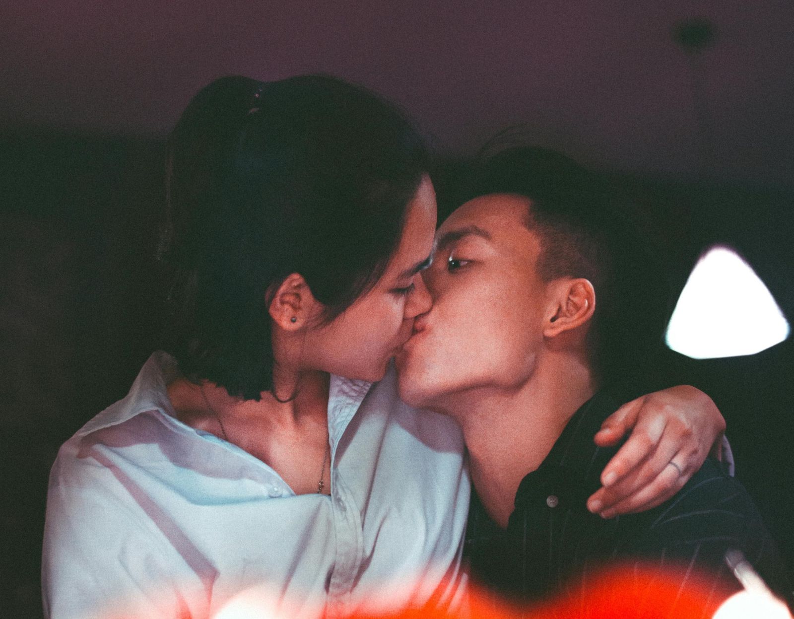 情侶注意!「蛀牙真的會傳染」醫師揭接吻病真相 網友崩潰:禿頭也會