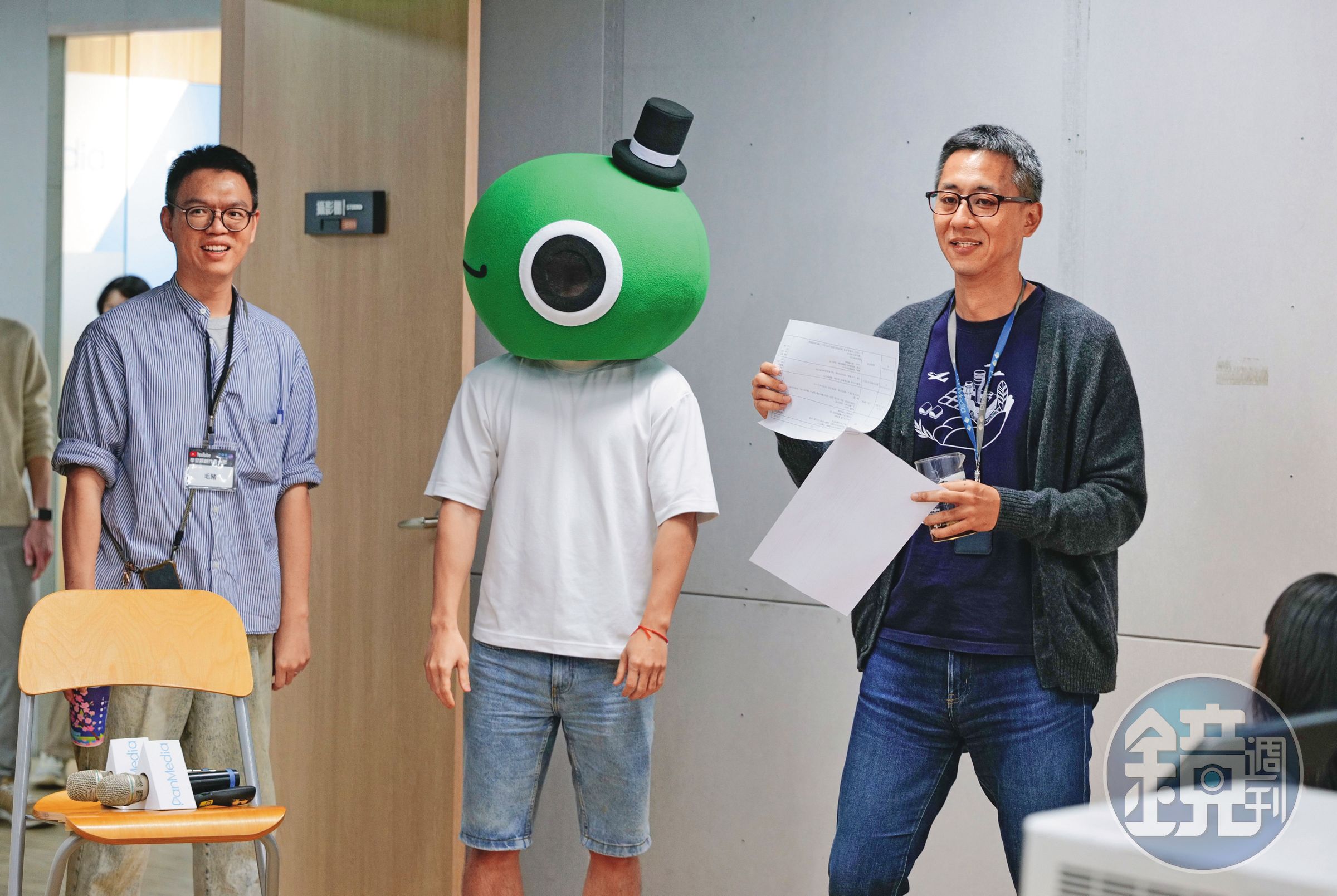 鄭國威(右)的《泛科學》舉辦知識類內容創作者聚會,邀請「怪奇事物所」所長(中)來分享心得。
