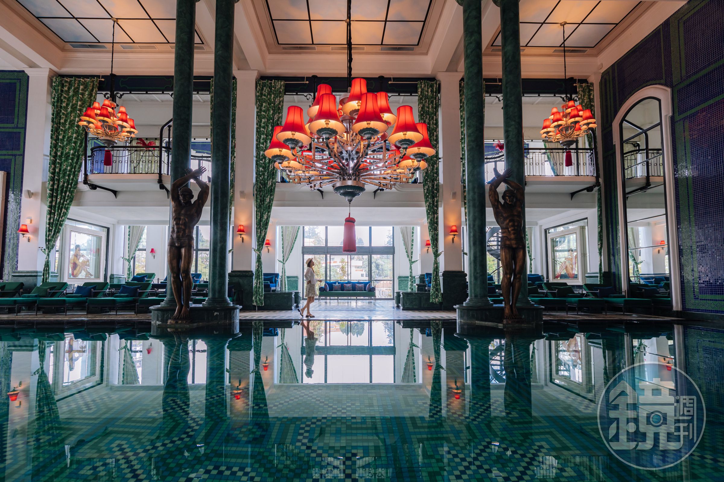 飯店室內泳池區「La Grand Bassin」視覺上極具震撼,連泳池底部的馬賽克都是來自少數民族圖騰,象徵健康幸福之意。