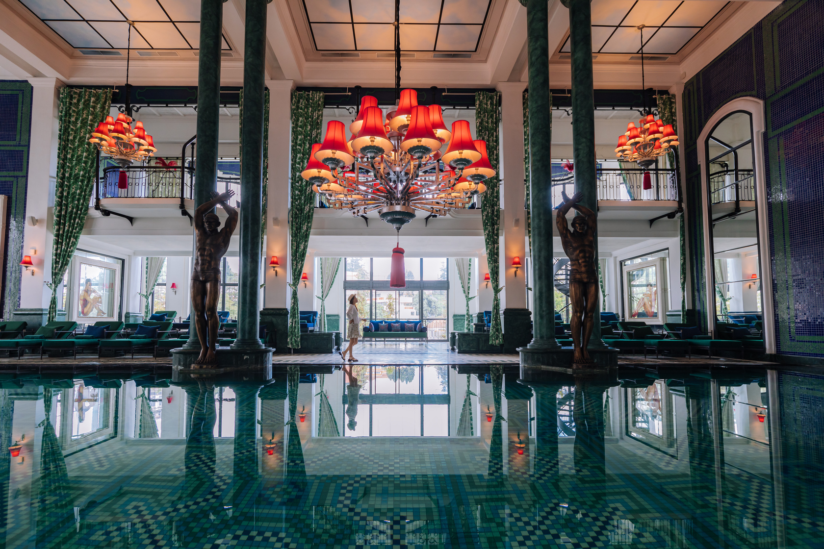 飯店室內泳池區「La Grand Bassin」視覺上極具震撼，連泳池底部的馬賽克都是來自少數民族圖騰，象徵健康幸福之意。