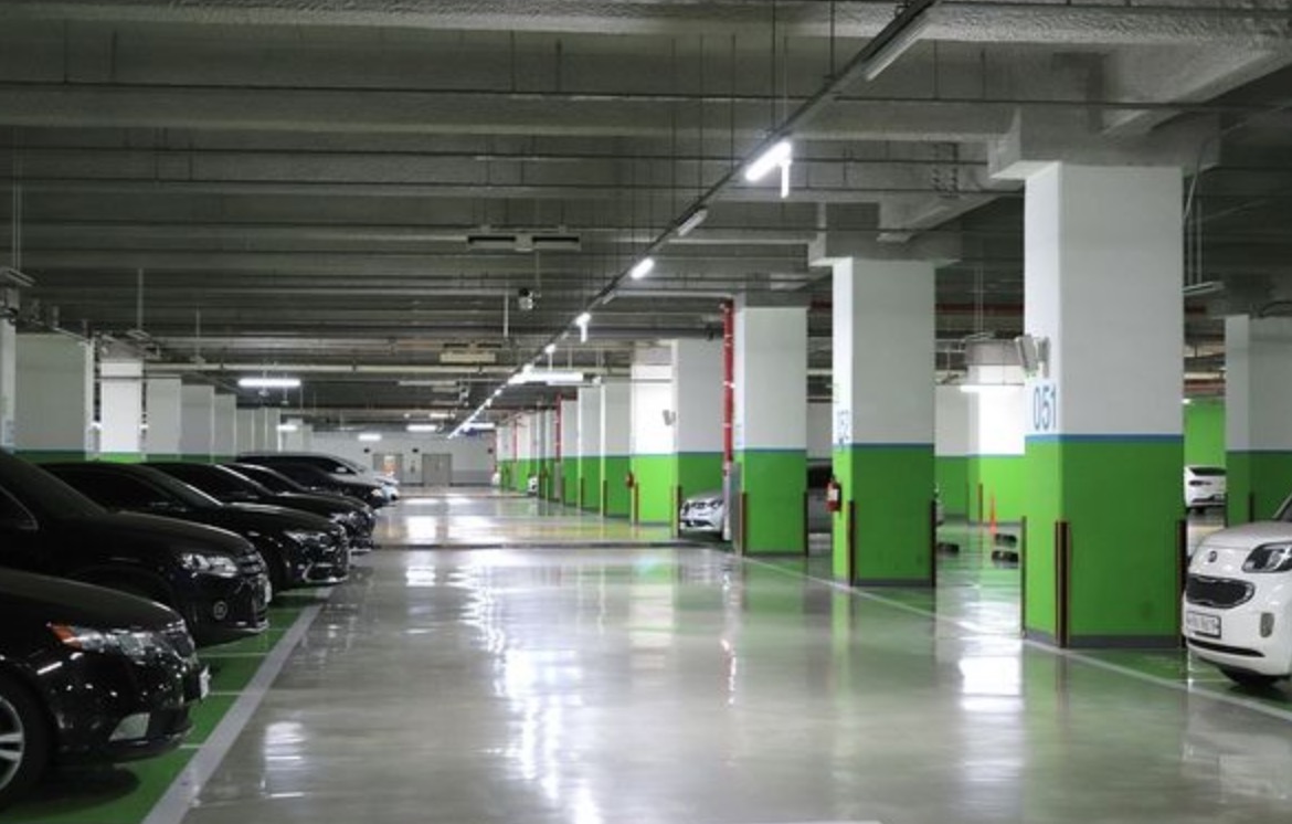 彰化一間賣場停車場，有網友直擊男女上演「活春宮」，影片瘋傳。（示意圖，pixabay）