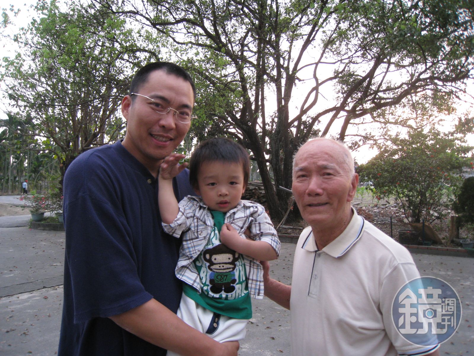 2009年，2歲半的徐磊（中）被父親（左）抱著，和曾紀恩（右）合照。