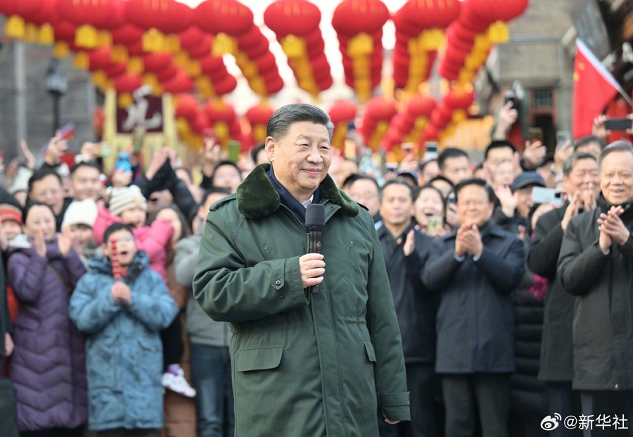 習近平到天津年貨大街，鄉民們很開心。（翻自《人民網》）