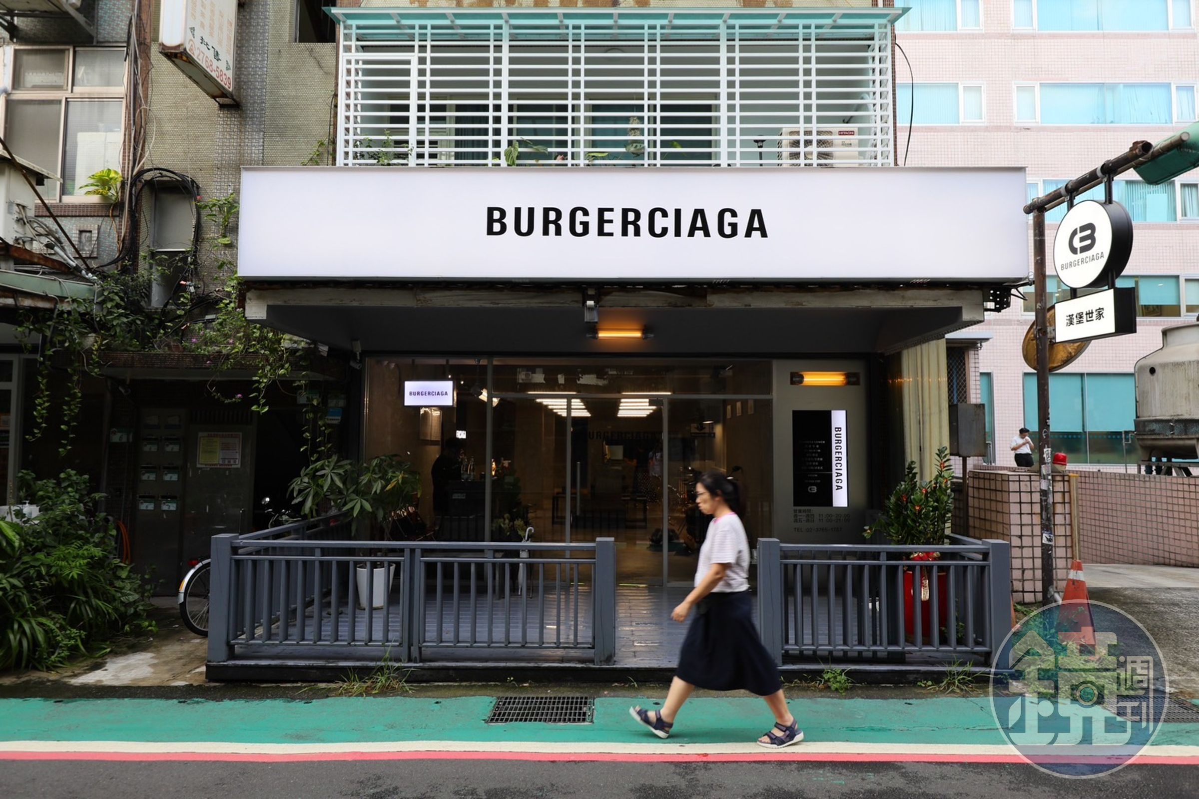 松山區的「Burgerciaga」招牌結合漢堡,致敬精品品牌巴黎世家令人會心一笑。
