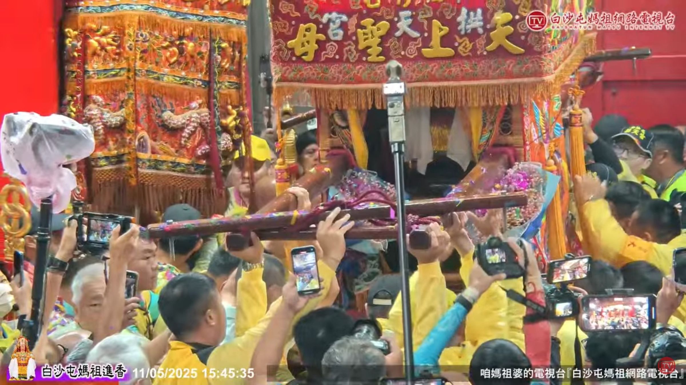白沙屯媽祖回宮安座「三進三退」超震撼。（翻攝白沙屯媽祖網路電視台直播）
