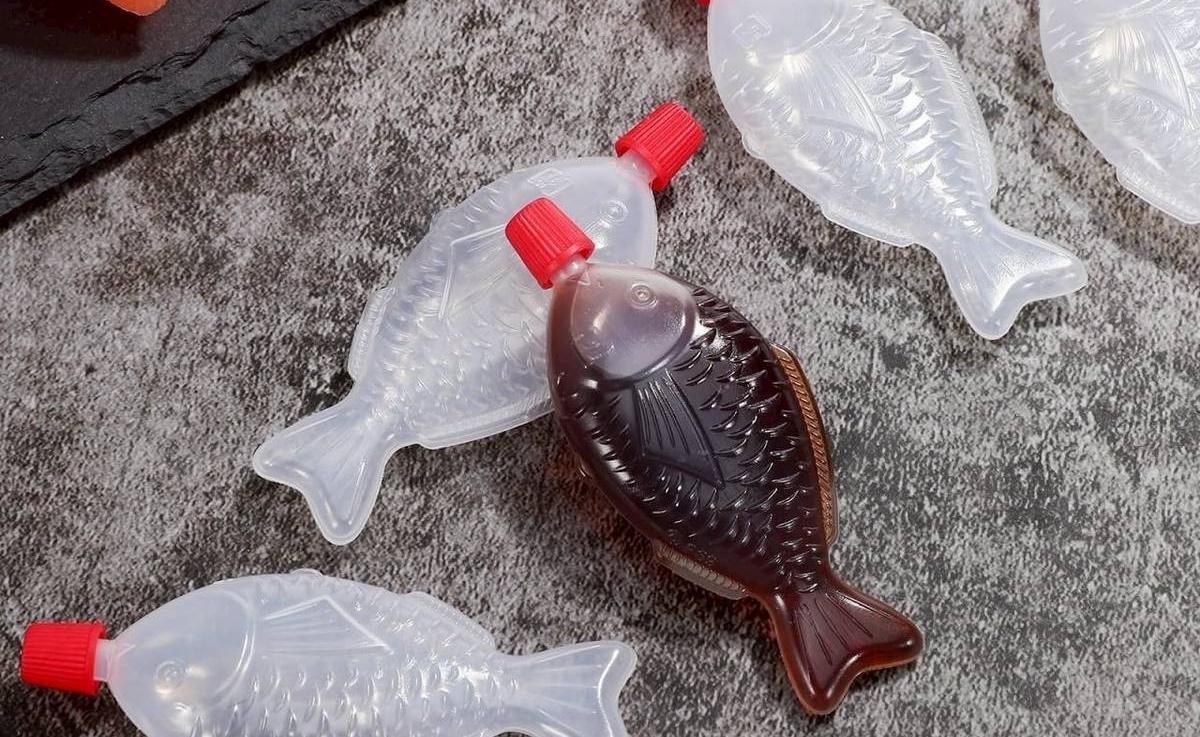 「塑膠魚型醬油瓶」是全球外帶壽司文化中的標誌性設計，但因不環保，遭澳洲開第一槍禁用。（翻攝畫面）