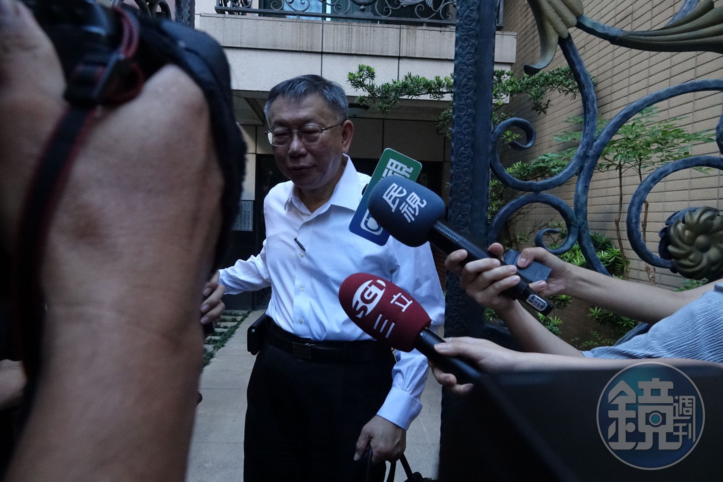 柯文哲家門外有大批媒體。