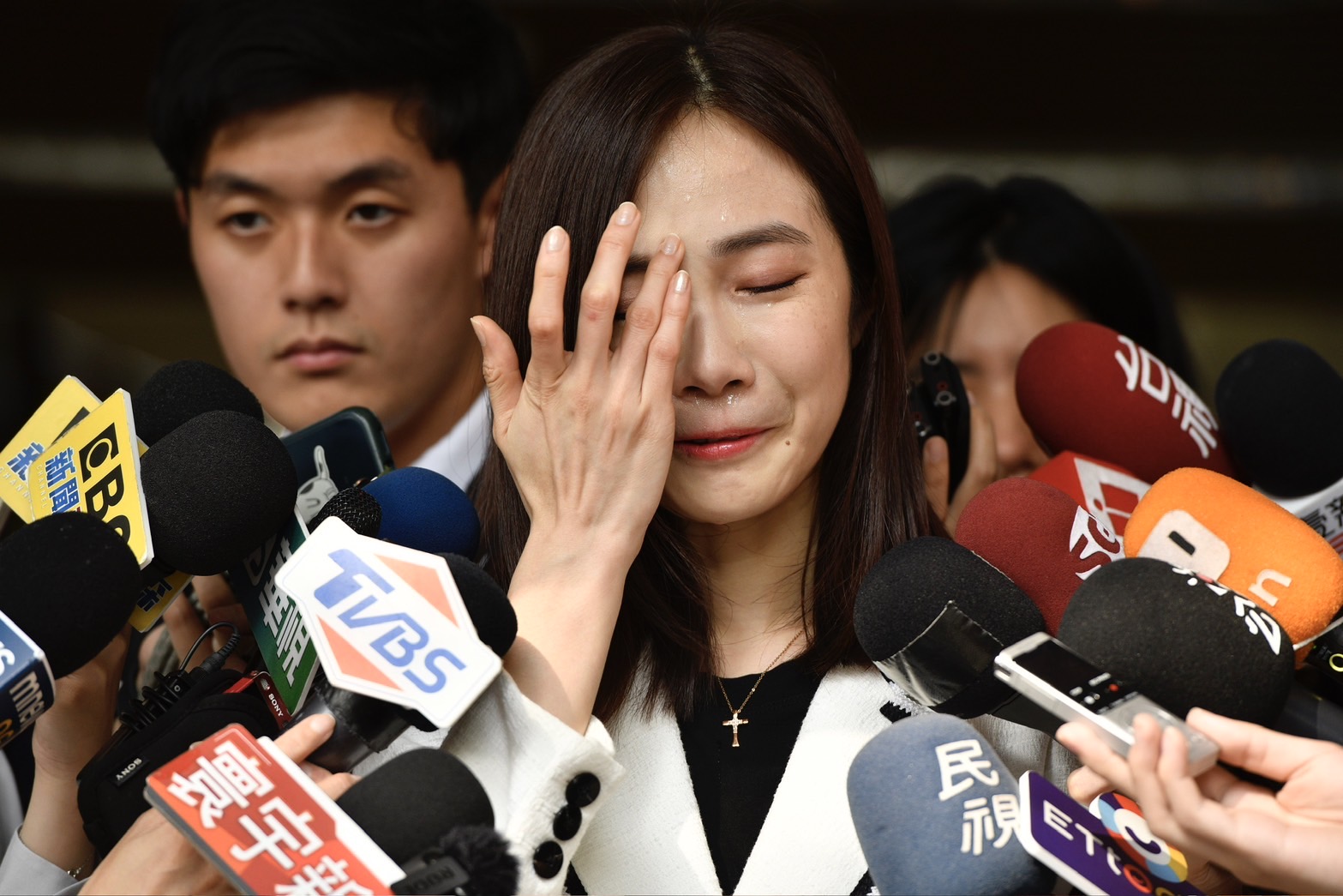 楊寶楨今在請辭記者會哭成淚人兒，羅旺哲反而認為這一哭是重傷柯文哲。