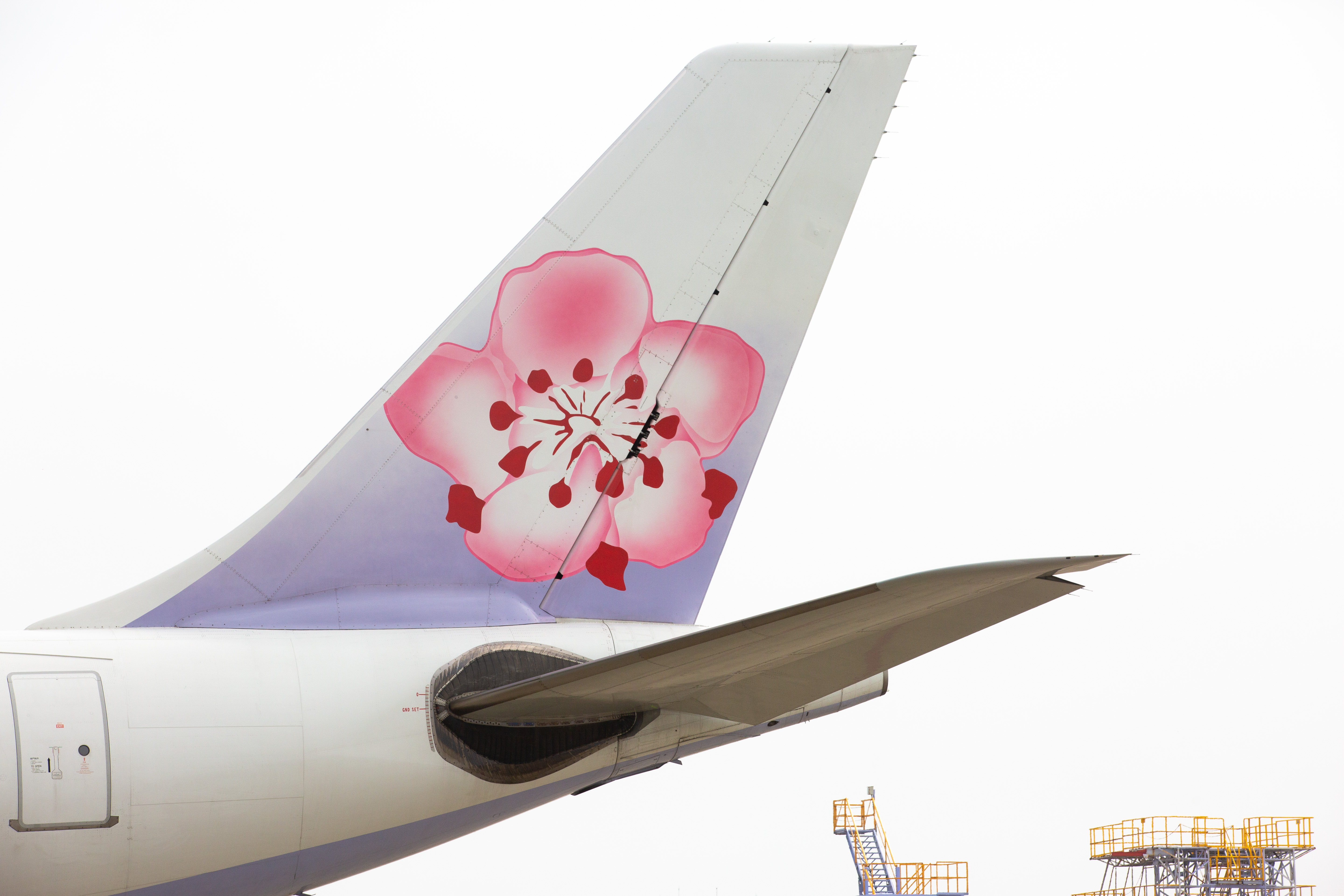 中華航空公告往返歐洲航班受以巴衝突影響的退改票作業辦法。（本刊資料照）