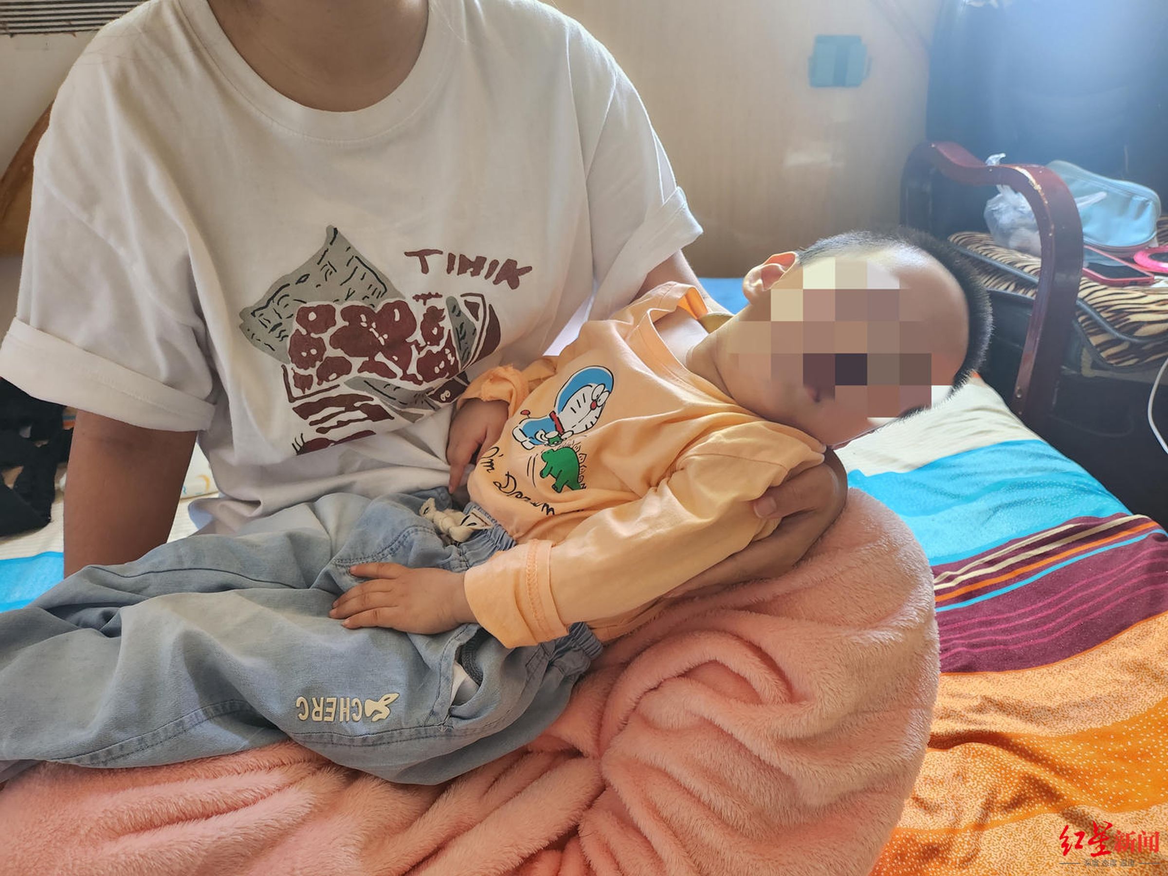 女嬰緊急送醫治療後雖然撿回一命，不過四肢癱瘓、器官也非常衰弱。（翻攝，紅星新聞）