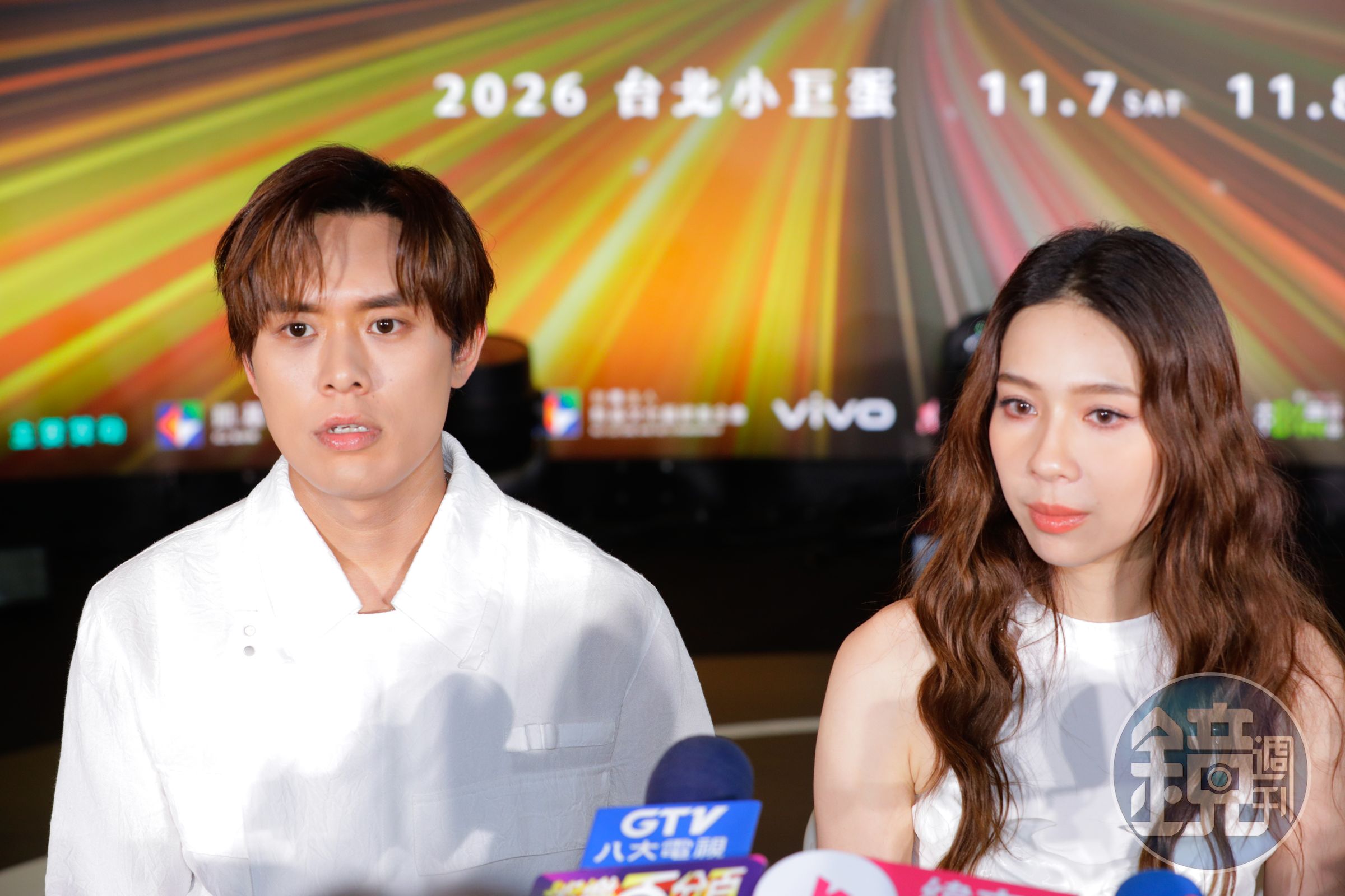 告五人在準備上台表演前，習慣不說話，各自培養情緒。