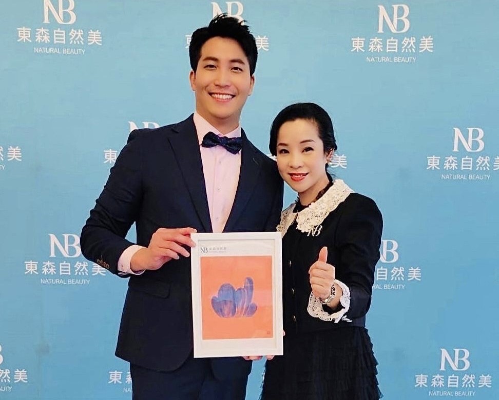 東森自然美副總羅少庭（右）大讚吳翔震（左）的"福山美緻"畫作，充滿正能量。（經紀人提供）
