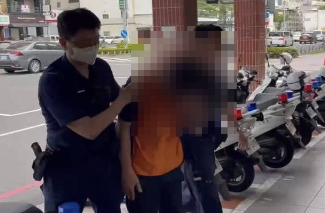 高雄一名42歲男子在中正二路某家連鎖咖啡廳當眾裸露生殖器自瀆，遭警方依妨害風化移送偵辦。（翻攝畫面）