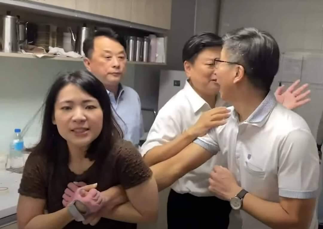 鍾佳濱（右1）反控徐巧芯（左1）試圖大力拉他的手，還亮出相關影片。（翻攝自@cafe_pingtung Threads）