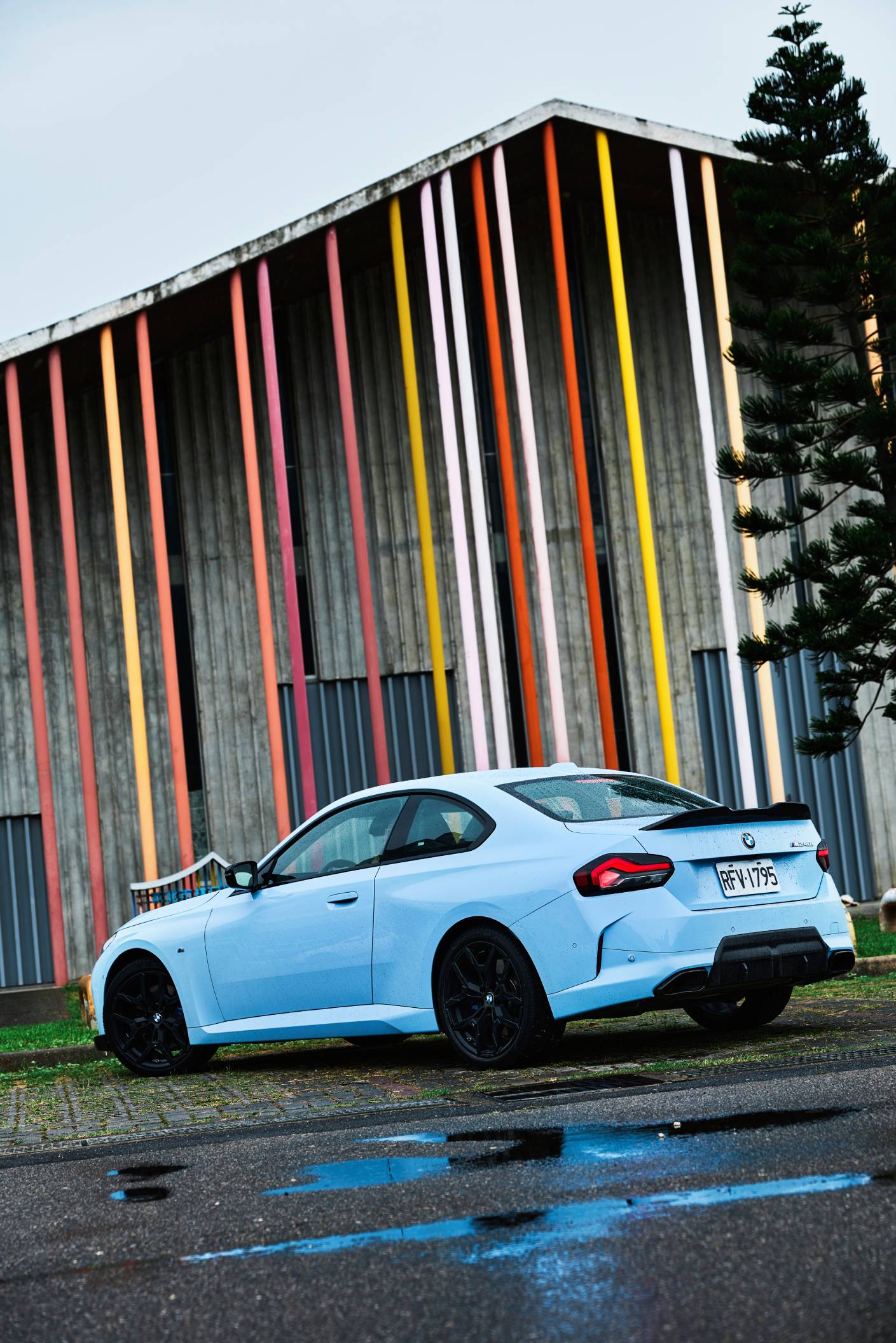 BMW M240i xDrive 提供適度餘裕與穩定性能，讓駕駛在輕鬆掌握下體驗操控樂趣，不需時時緊繃也能享受速度節奏。