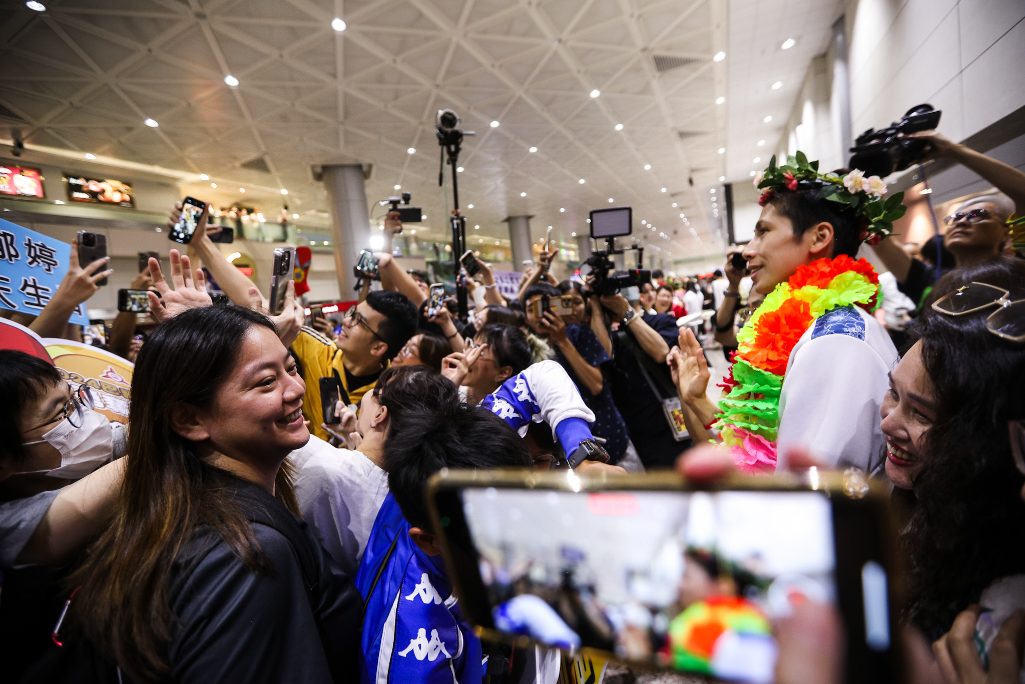 「台灣女兒」林郁婷今早抵台，群眾擠滿機場熱情歡迎她回家，並爭相與這位堅強的金牌英雄合照。