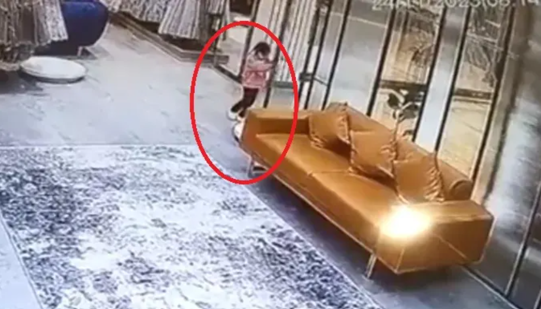 印度一名女童日前在服飾店內遭到巨大鏡子壓死。（翻攝照片）