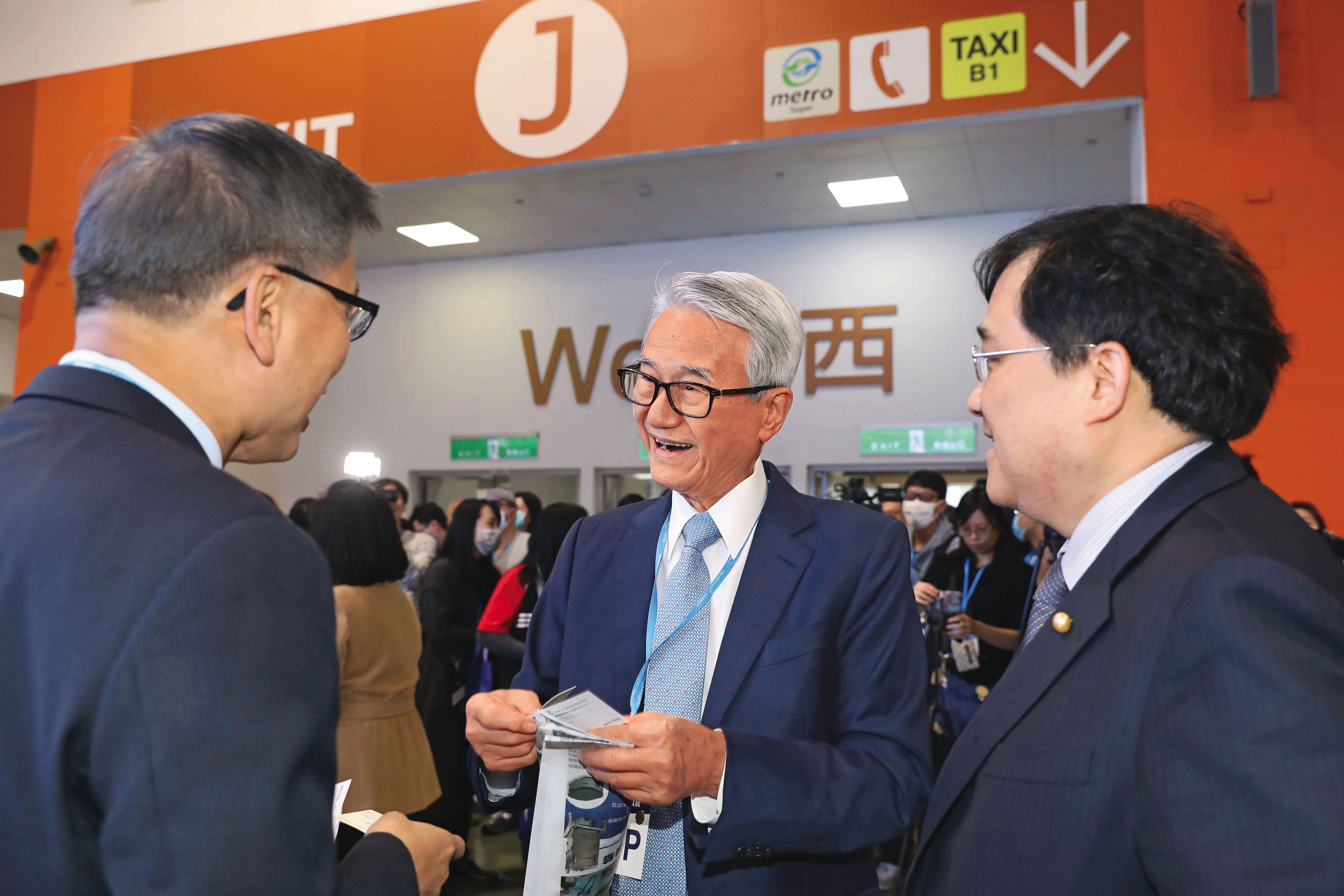 吳東進日前和吳東亮已在新光三越董事會上為董事席次、公司章程互槓。