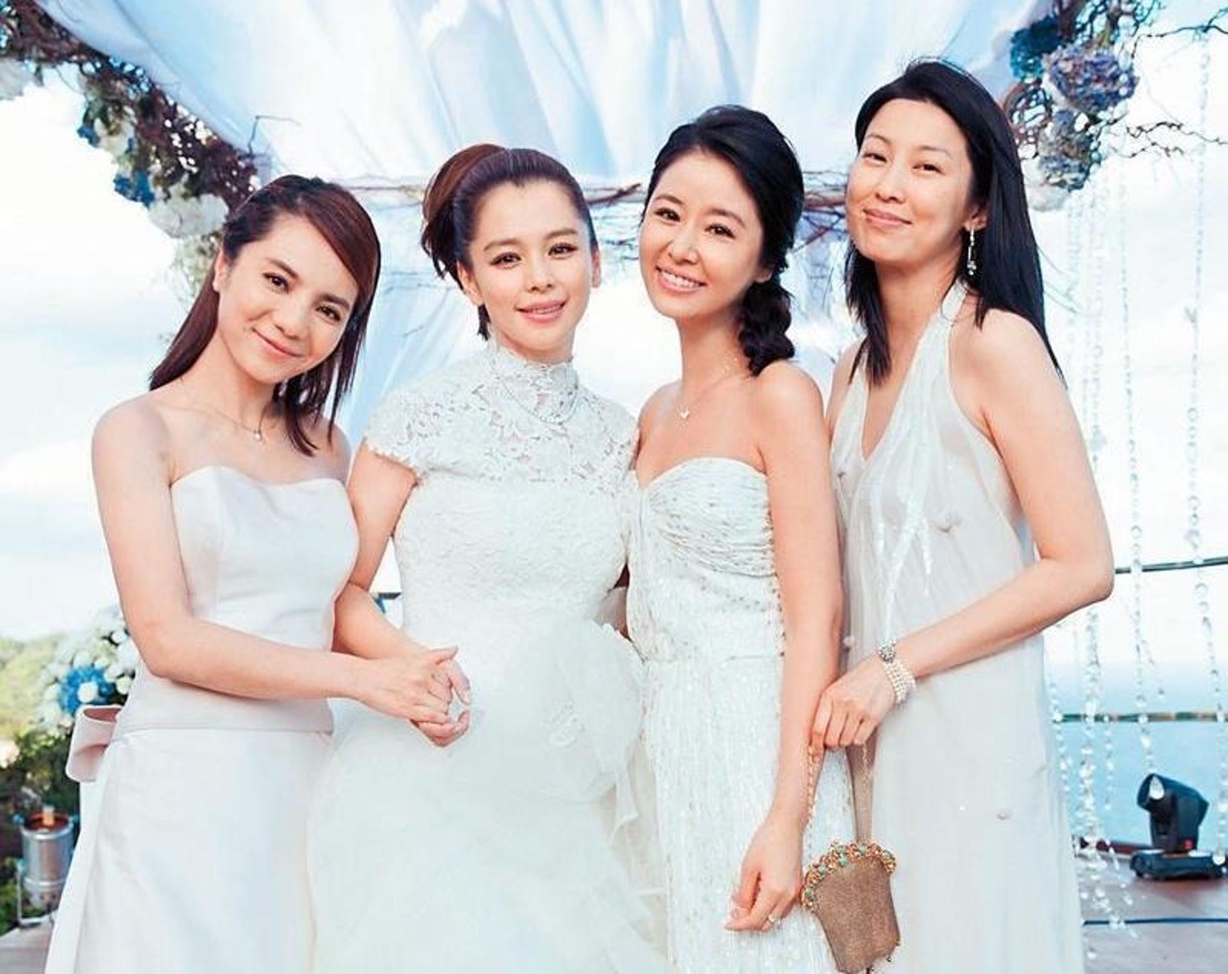 徐若瑄（左二）2014年結婚時，王思涵（左一）擔任伴娘。（資料照）