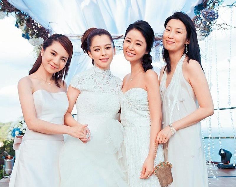 徐若瑄(左二)2014年結婚時,王思涵(左一)擔任伴娘。(資料照)