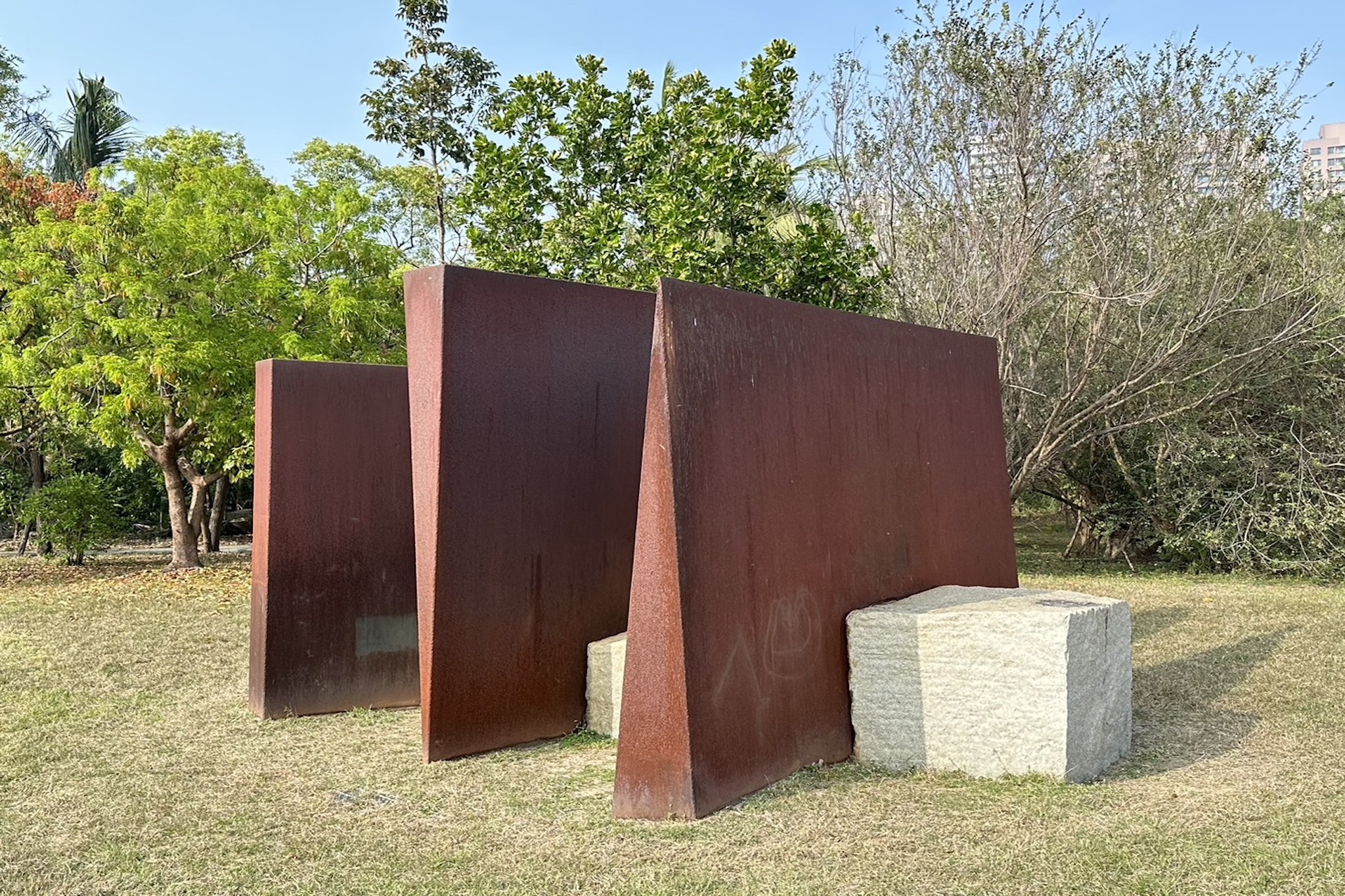 高美館戶外一件超過30年藝術作品近日不明人士塗鴉破壞。（翻攝自高雄市立美術館臉書）