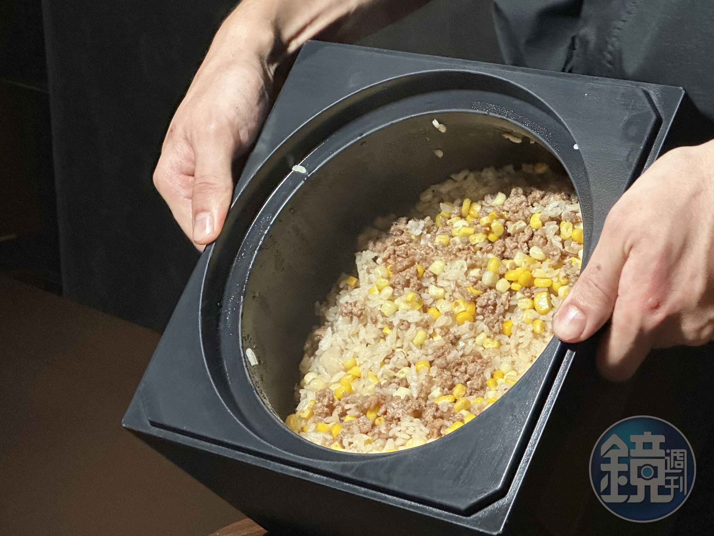 用導熱極佳的碳鍋煮釜飯,能讓口感粒粒飽滿。