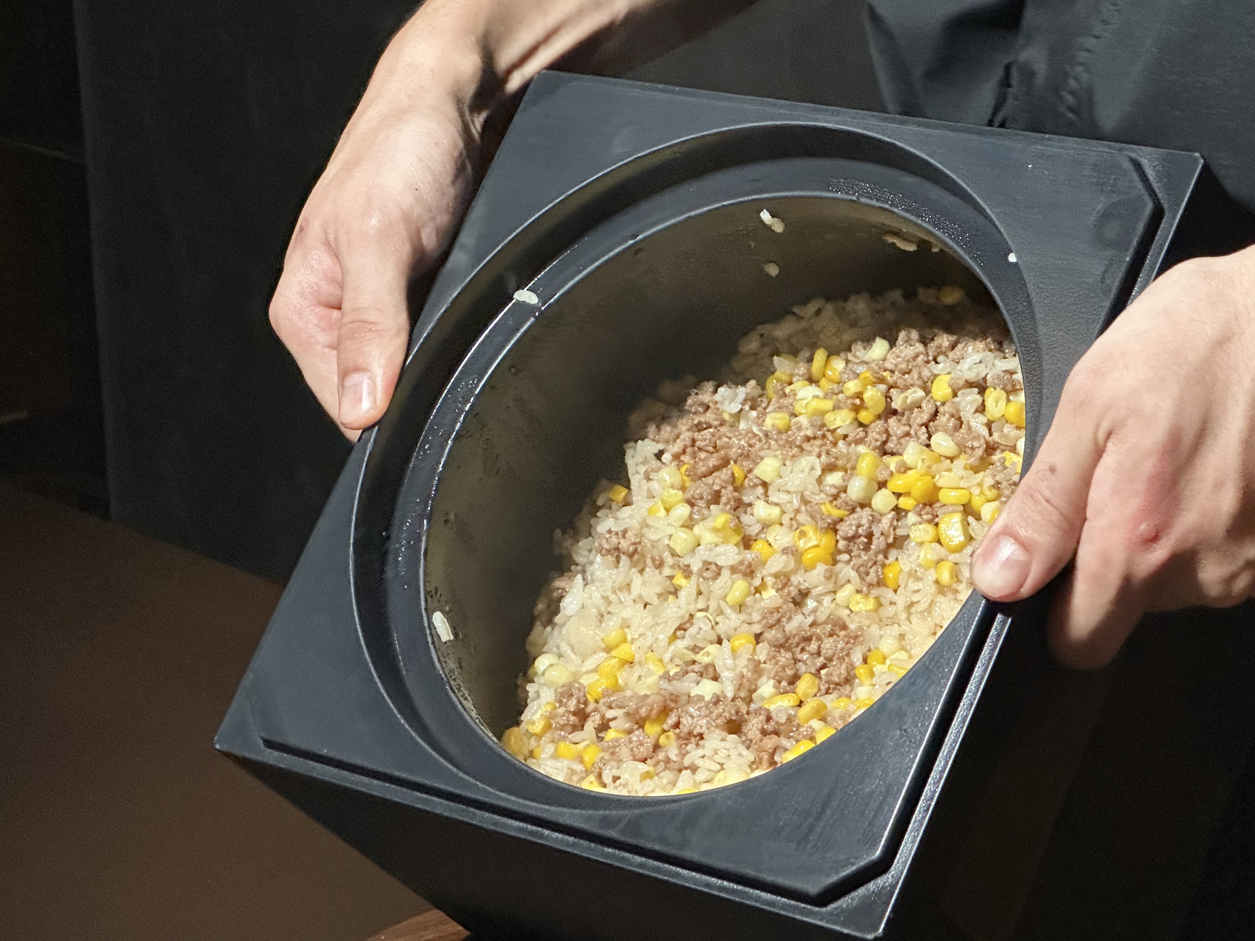 用導熱極佳的碳鍋煮釜飯,能讓口感粒粒飽滿。