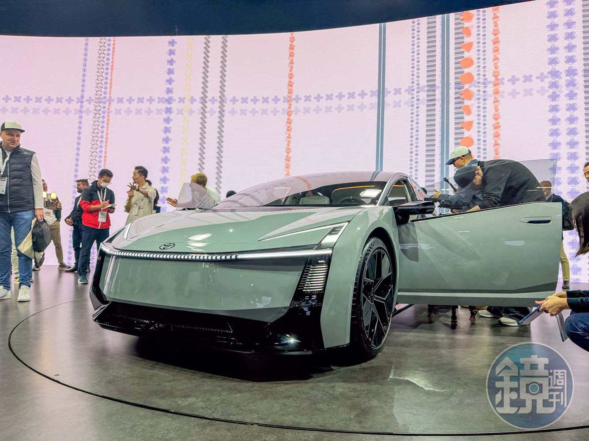 車頭採用了品牌全新世代的「Hammerhead」設計，運用貫穿式的LED頭燈展現出極具辨識度的造型。