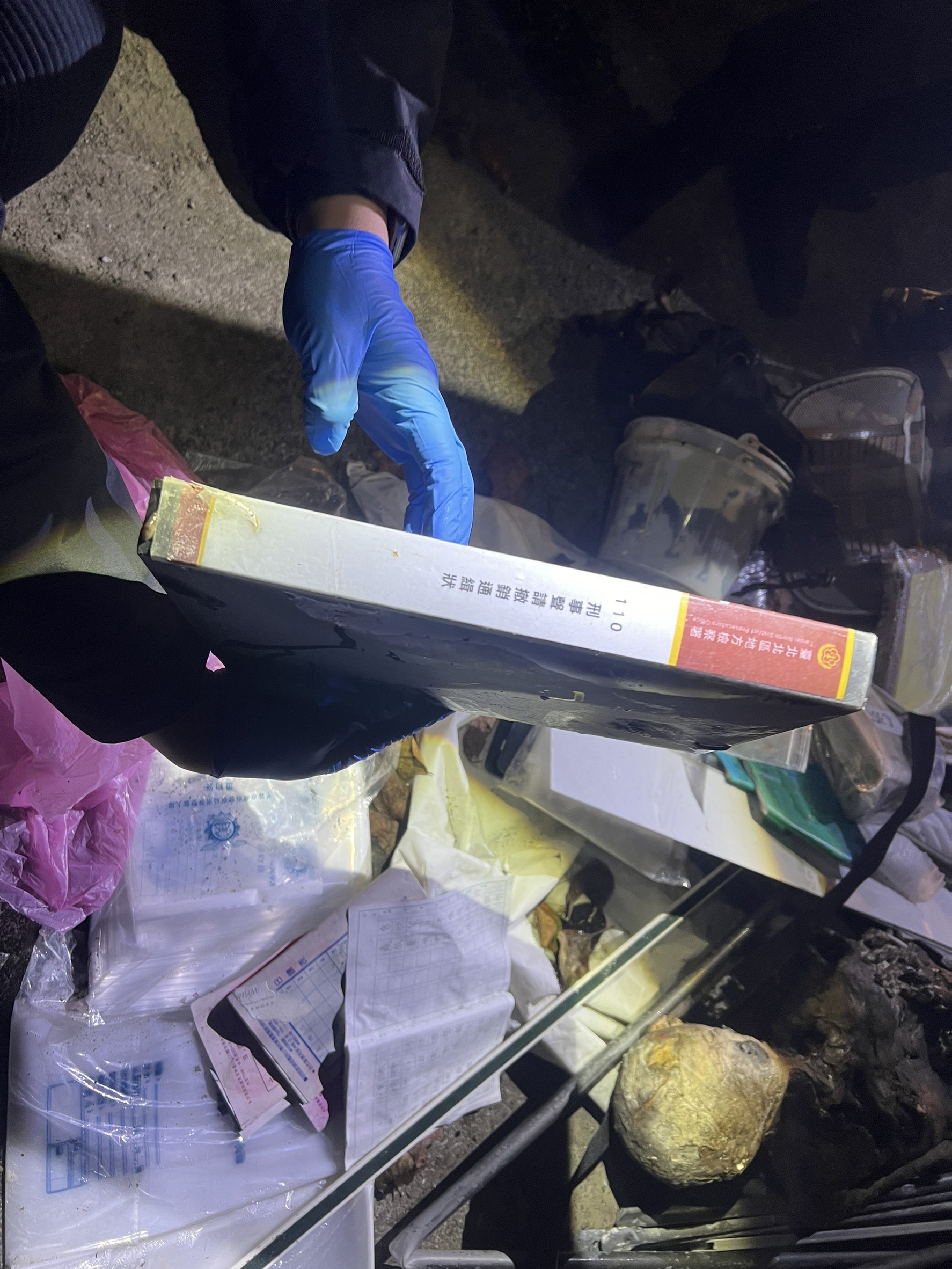 「屍體」旁發現一堆拍片用的道具。(三峽分局提供)