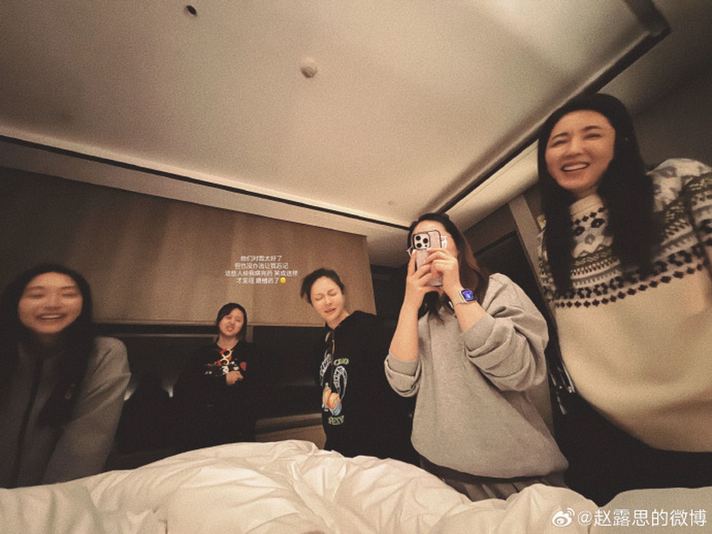 趙露思的親友一直在她身旁陪伴。（翻攝趙露思微博）