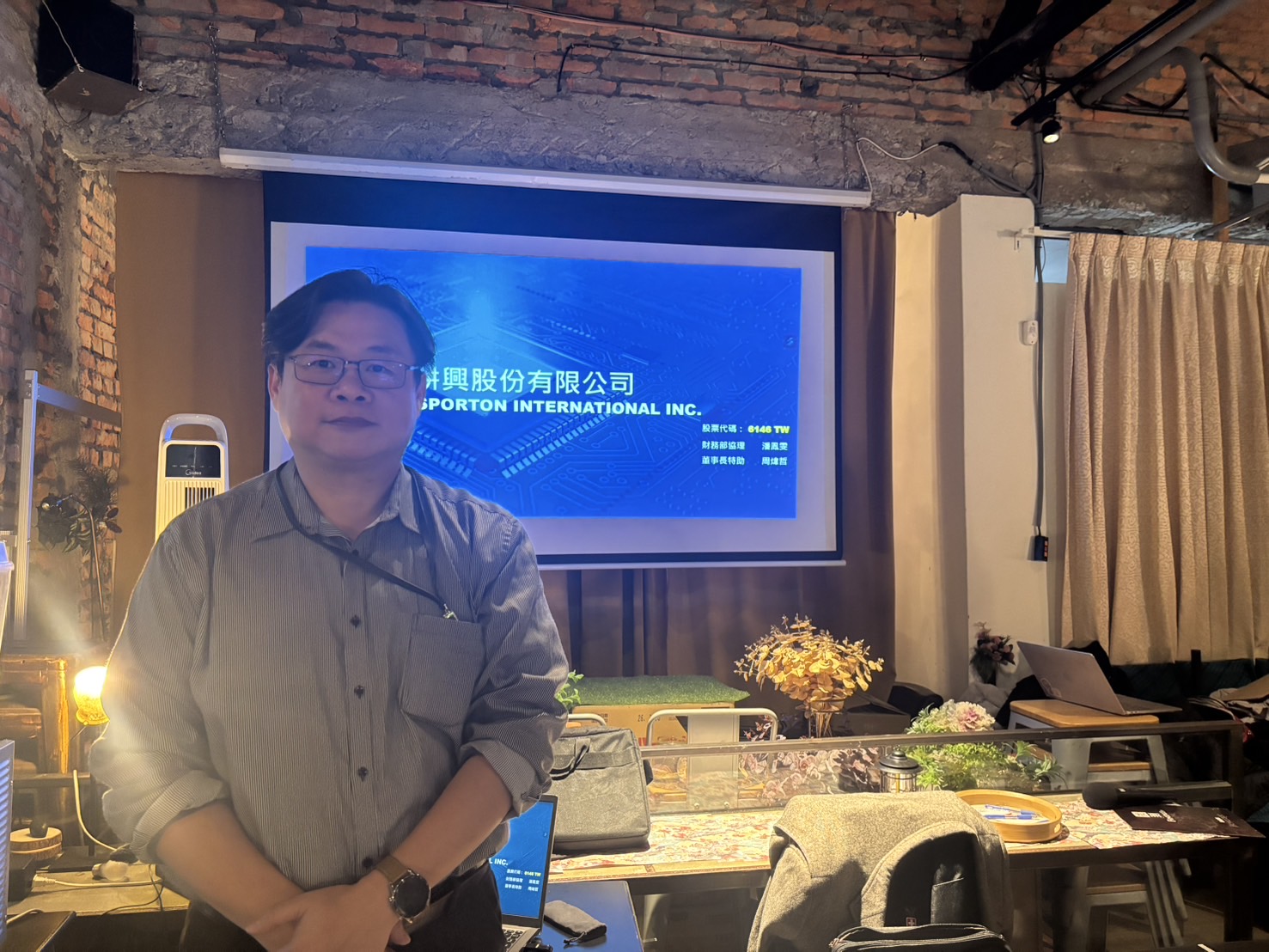 耕興董事長特助周煒哲表示，隨著AI應用越來越廣泛，預期明年具備AI語音助理功能的手機將會越來越多，可望對公司營運帶來正面的助益。