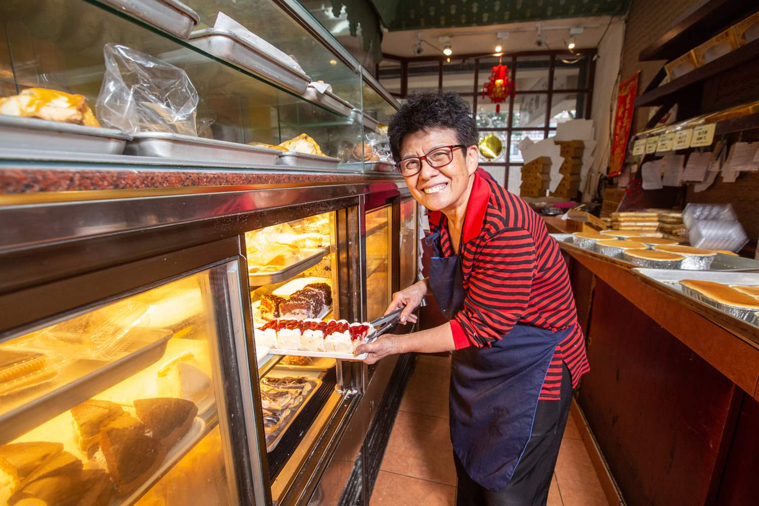 葉鳳珠43年前接手「吃吃看」，靠著自己研發的起司蛋糕讓小店成為老台北人喜愛的天母名店。