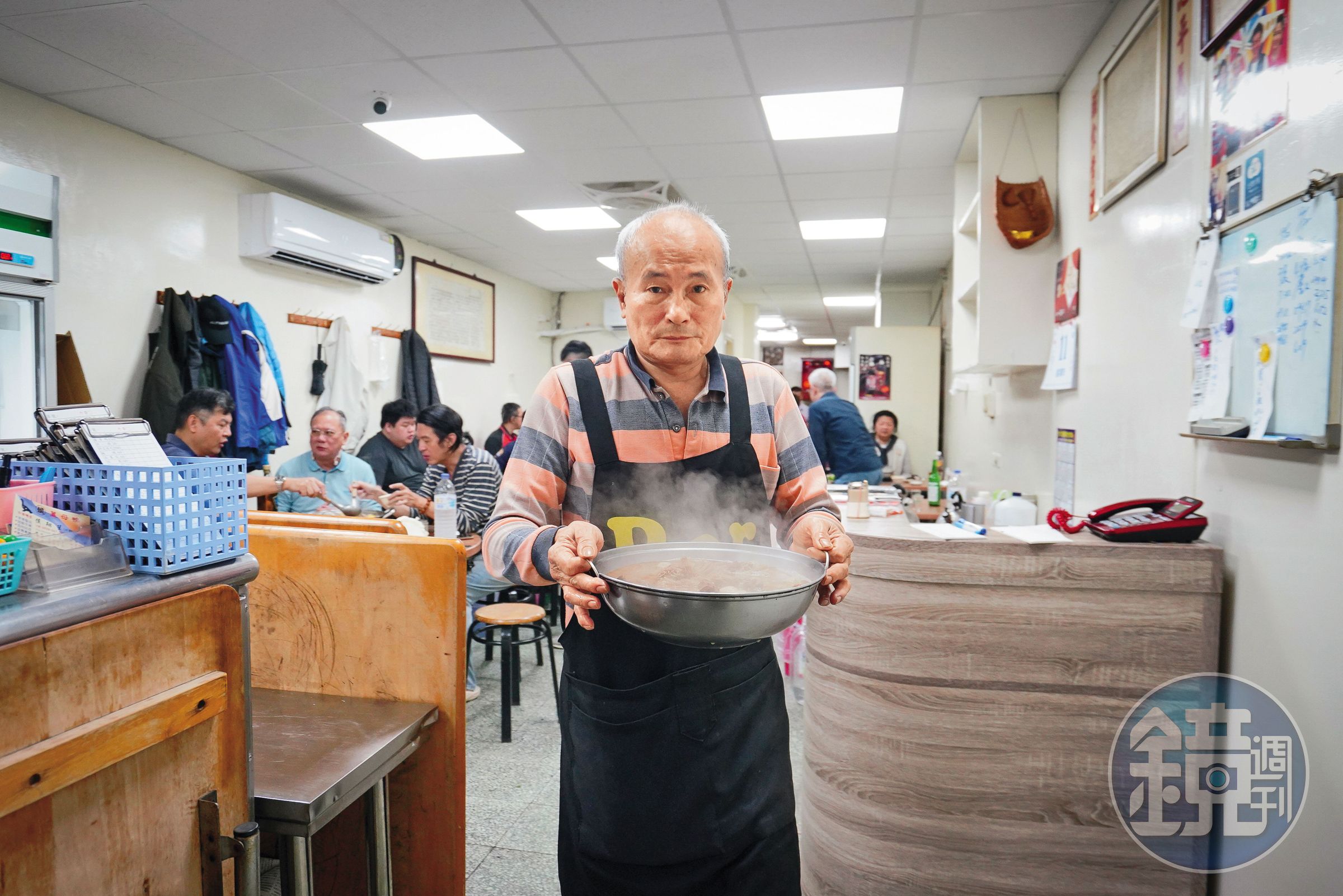 侯翔笙做生意鐵律是不陪客人喝酒，也甚少聊天攬交情，只專心做好每一鍋薑母鴨。