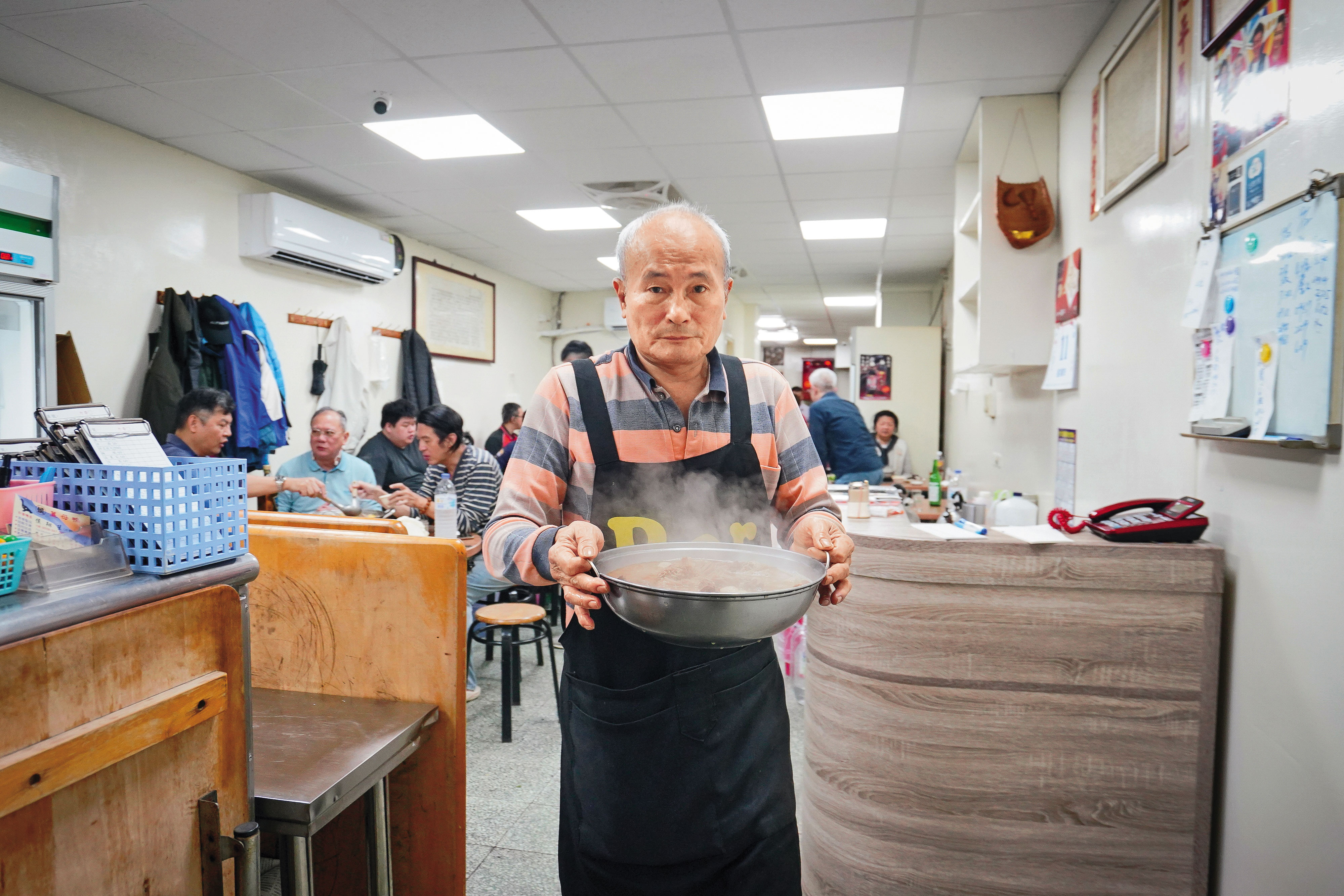 侯翔笙做生意鐵律是不陪客人喝酒，也甚少聊天攬交情，只專心做好每一鍋薑母鴨。