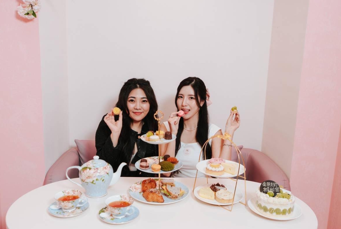SyIvie王韻怡（左）和韓籍啦啦隊員南珉貞（右）喜歡一起享用下午茶。（森林甜點提供）