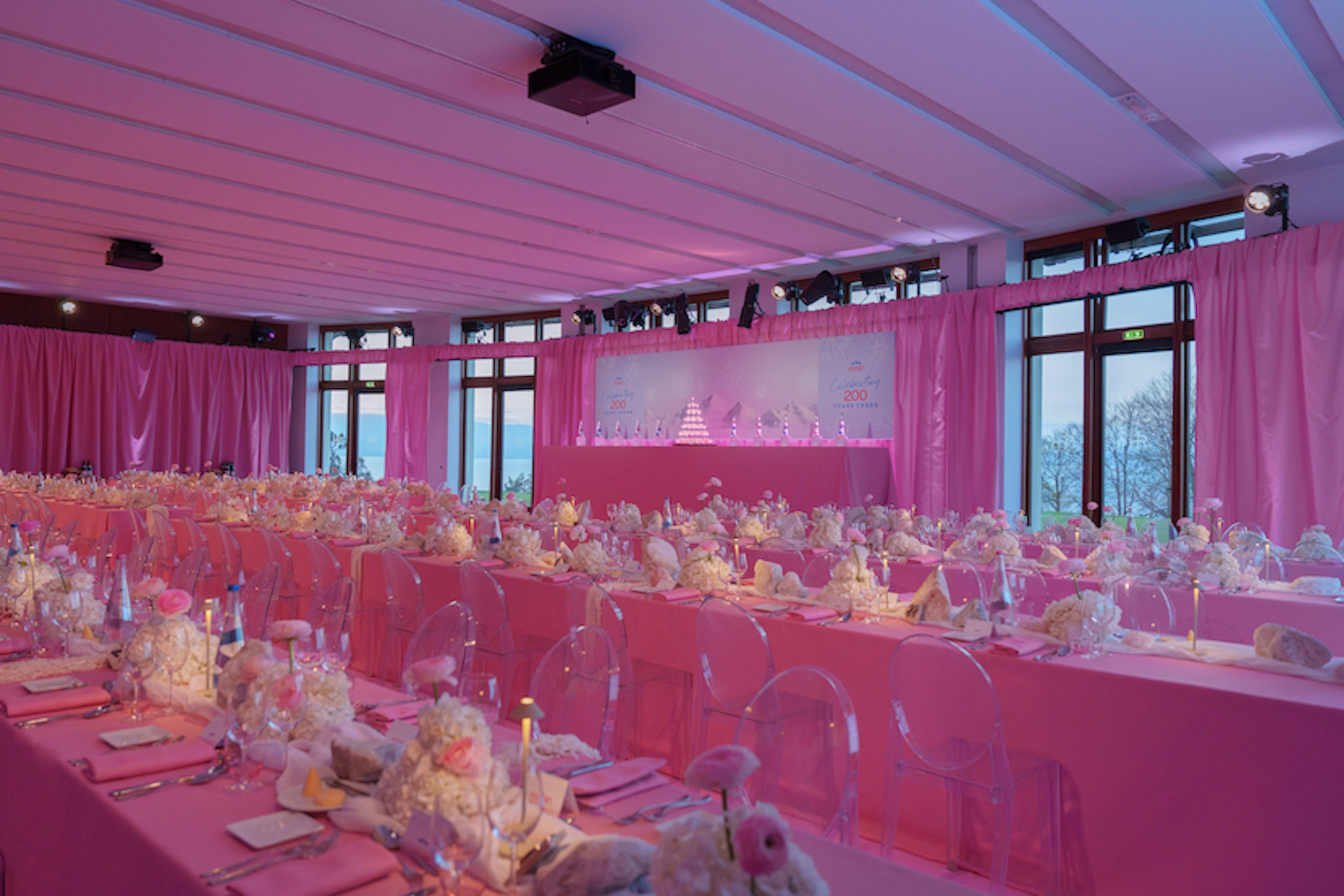 evian在法國阿爾卑斯山舉辦「200 Years Young」200週年慶祝活動，現場充滿粉紅泡泡。（evian提供）