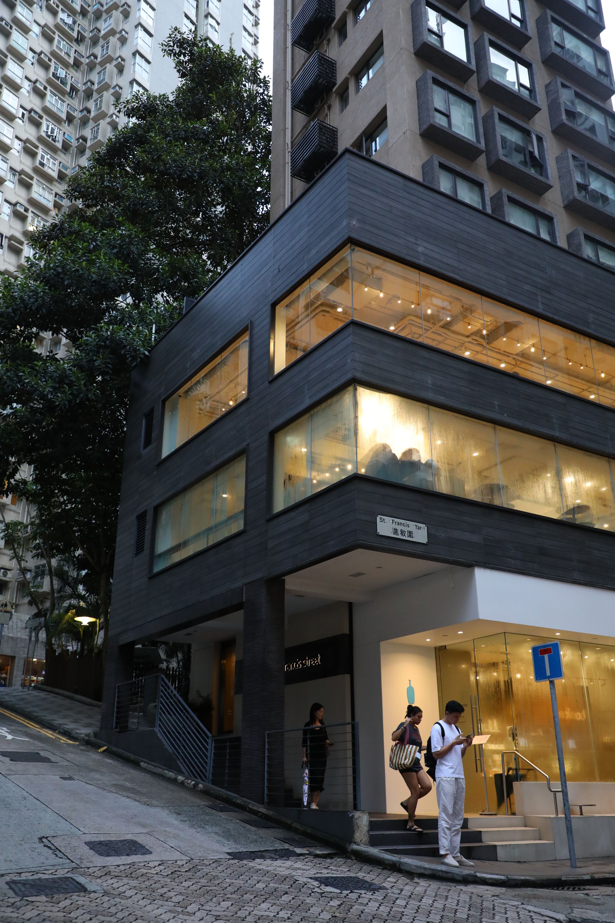 藍瓶咖啡目前在香港共有三間分店，其中一間位在灣仔聖佛蘭士街。