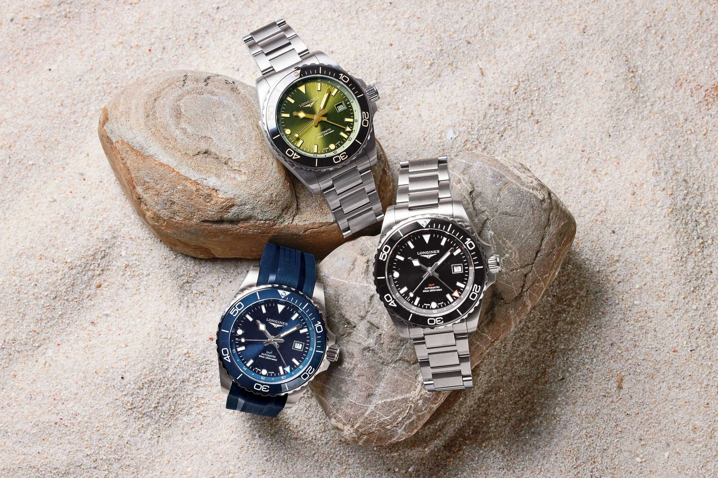 浪琴表全新「浪鬼GMT」HYDROCONQUEST GMT腕錶43毫米新尺寸，推出黑面、綠面與藍面鋼帶三款，以及藍面、黑面膠帶兩款。