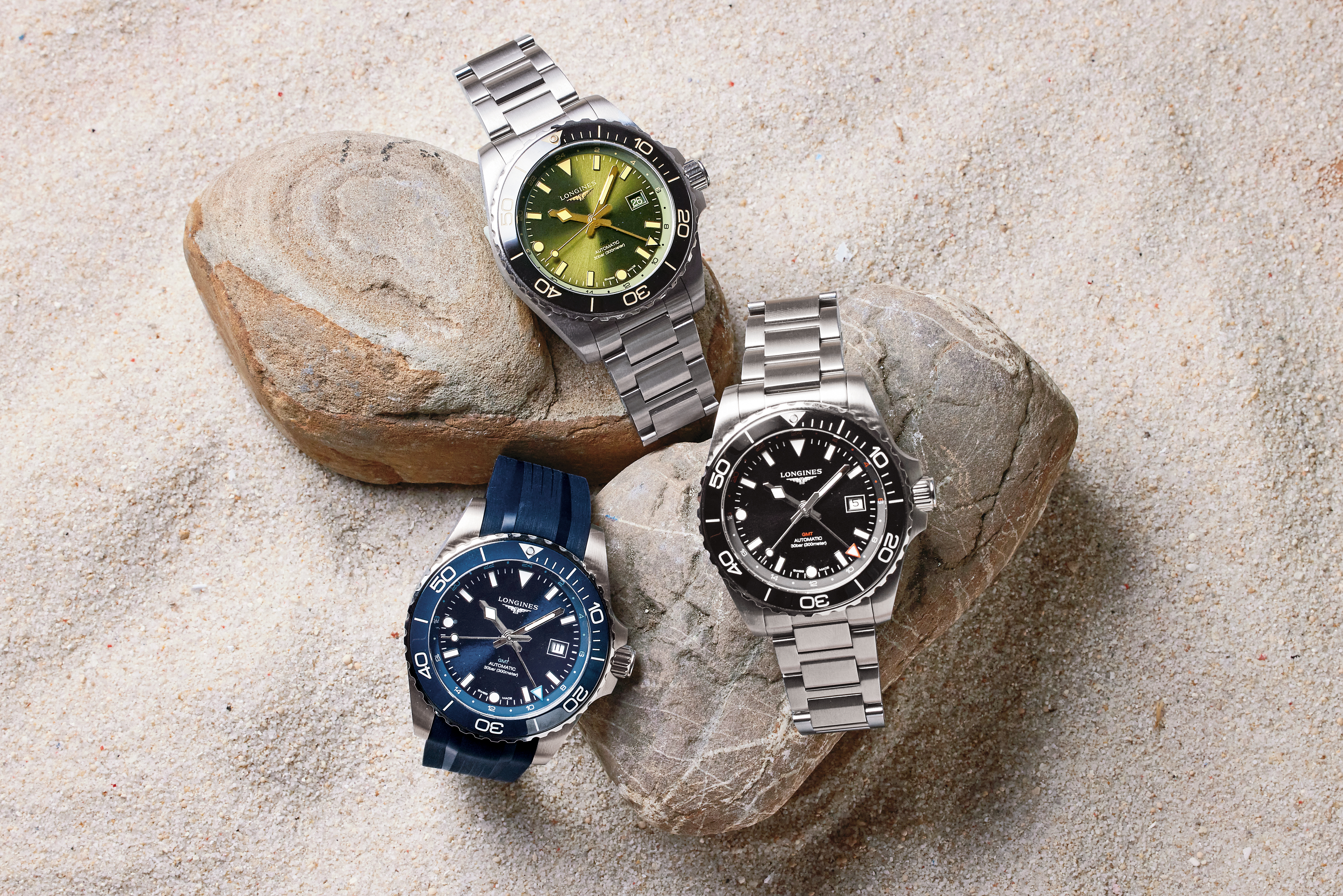 浪琴表全新「浪鬼GMT」HYDROCONQUEST GMT腕錶43毫米新尺寸，推出黑面、綠面與藍面鋼帶三款，以及藍面、黑面膠帶兩款。