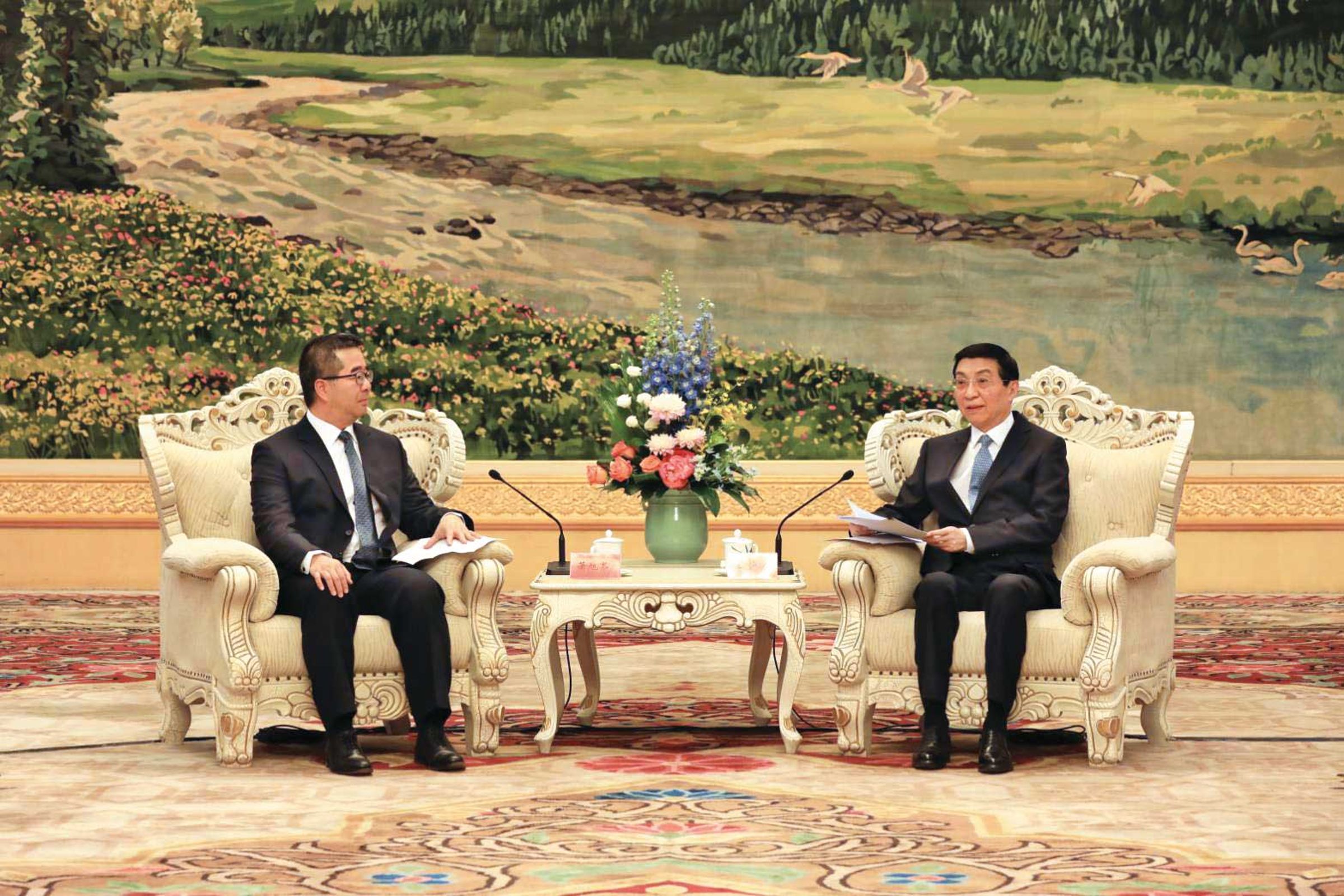 國民黨副主席蕭旭岑（左）在國共論壇會見中共全國政協主席王滬寧（右），雙方事前磋商即拍板。（國民黨提供）