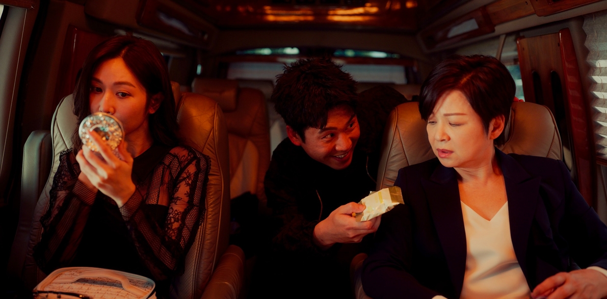 黃迪揚(中)在《影后》中飾演同時伺候楊貴媚(右)與曾莞婷(左)兩位明星的經紀人。(Netflix提供)
