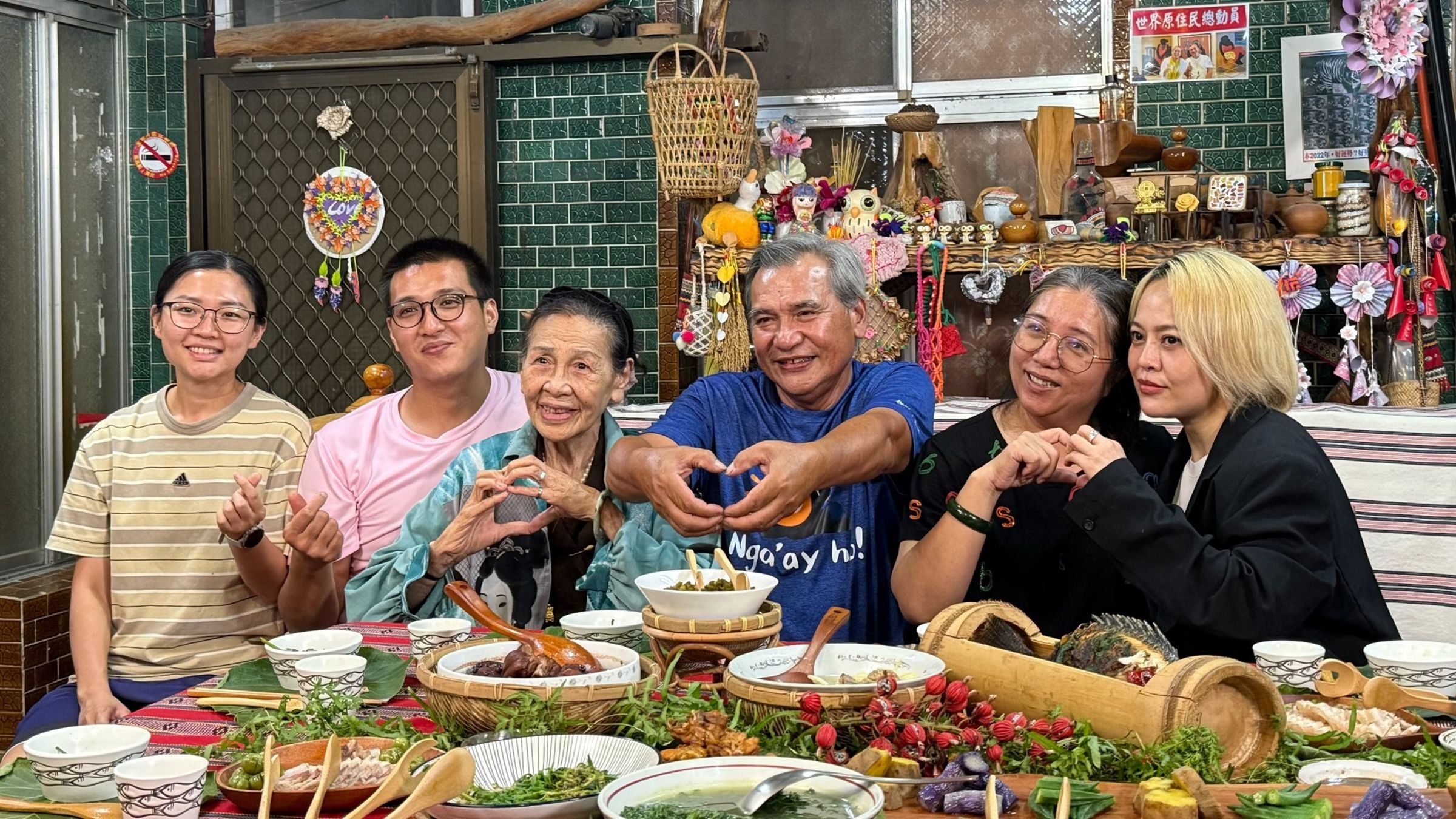 戴愛玲(右一)拜訪返鄉務農的駿宏一家人。（公視提供）