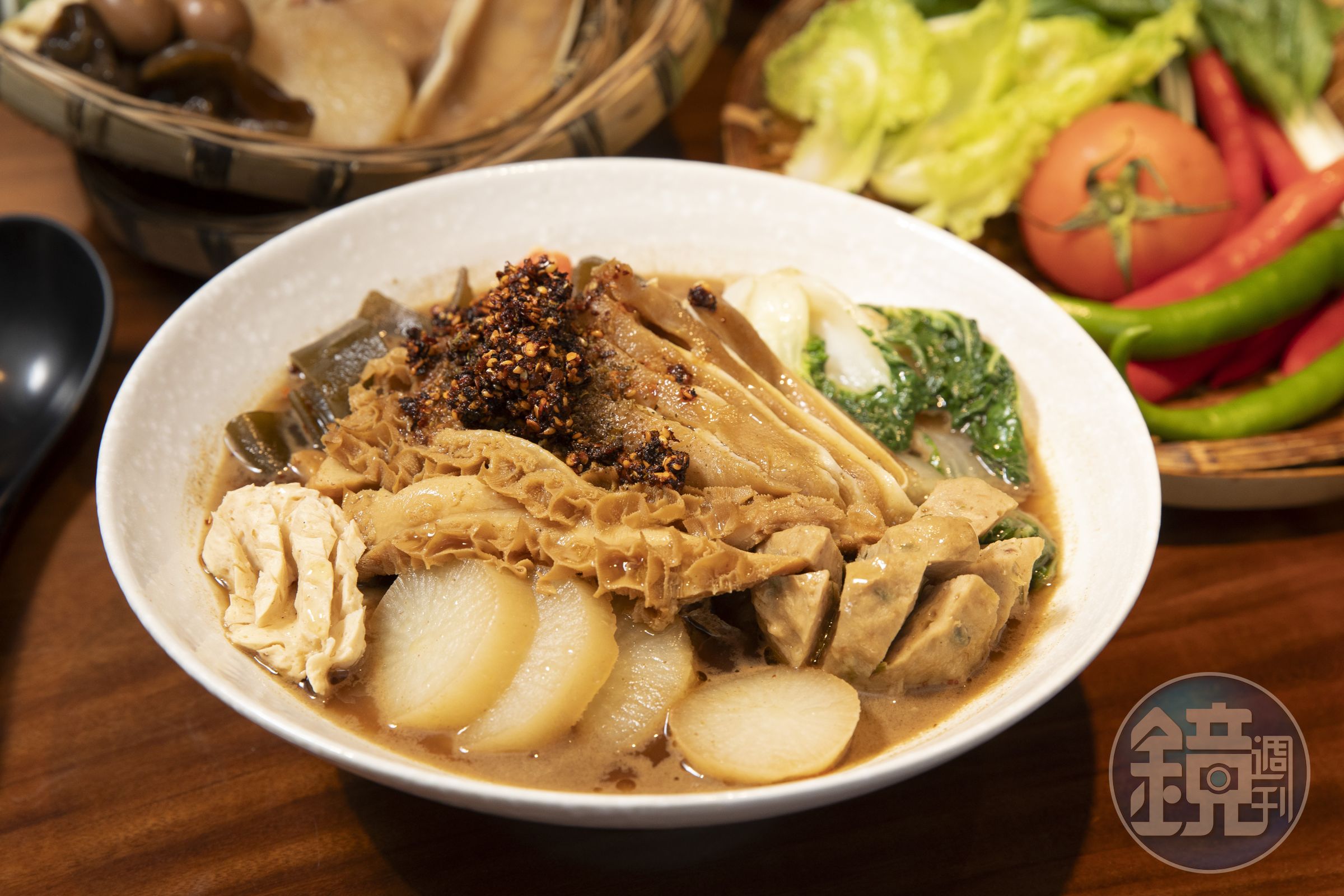 川式滷味為高瑜含第一次創業時飛回重慶學的料理，採用二十多種中藥，味道醇厚。（綜合滷味套餐，160元／份）