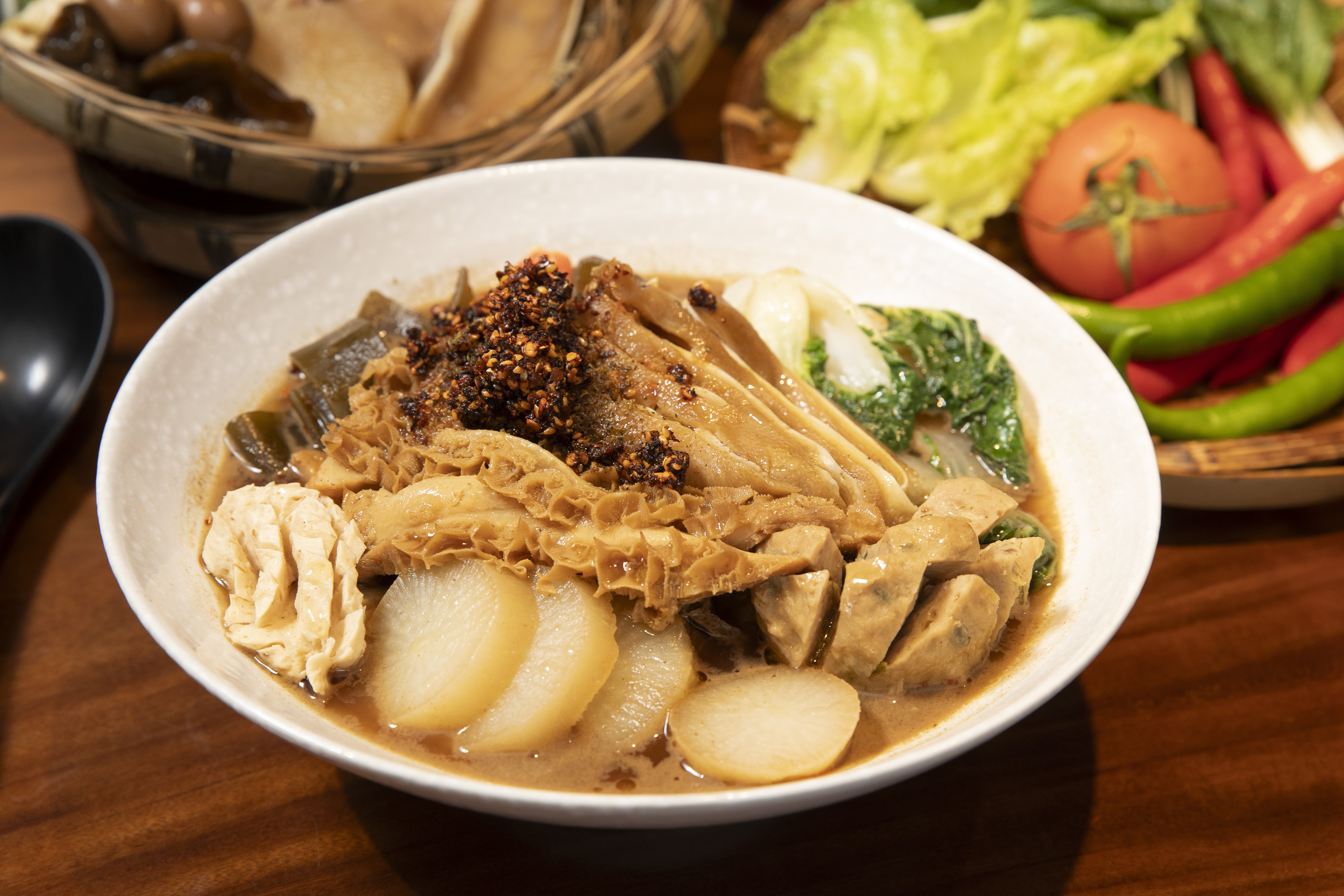 川式滷味為高瑜含第一次創業時飛回重慶學的料理，採用二十多種中藥，味道醇厚。（綜合滷味套餐，160元／份）